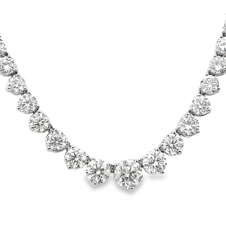 Ti presentiamo la splendida collana tennis con diamanti Riviera, un vero capolavoro. Questo straordinario pezzo presenta un brillante diamante centrale da 1,50 CT, circondato con eleganza da una serie di diamanti rotondi da 15,98 CT. I diamanti