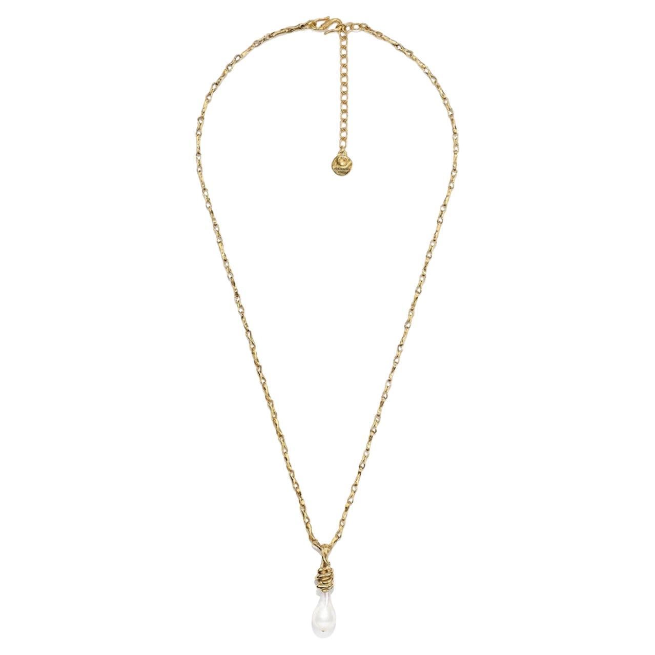 Collana con ciondolo di perle della collezione Collectional. Una preziosa perla barocca montata su una catena Goossens. Perle dal candore perlescente abbinate alla catena in metallo dorato firmata Goossens. Un nuovo guardaroba di pezzi senza tempo