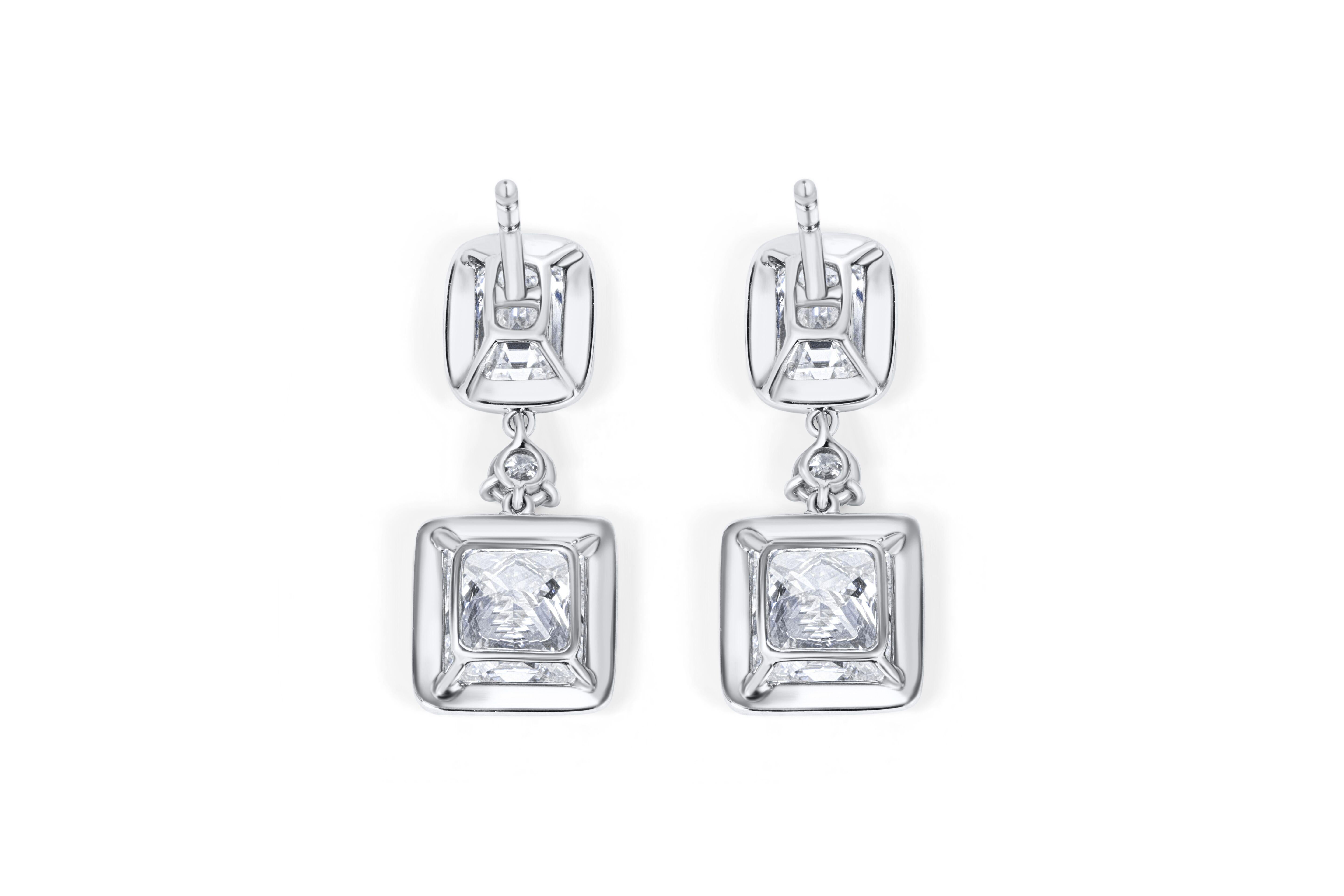 Princess Cut Rivièra Platinum Princess and Emerald Diamond Drop Earrings For Sale