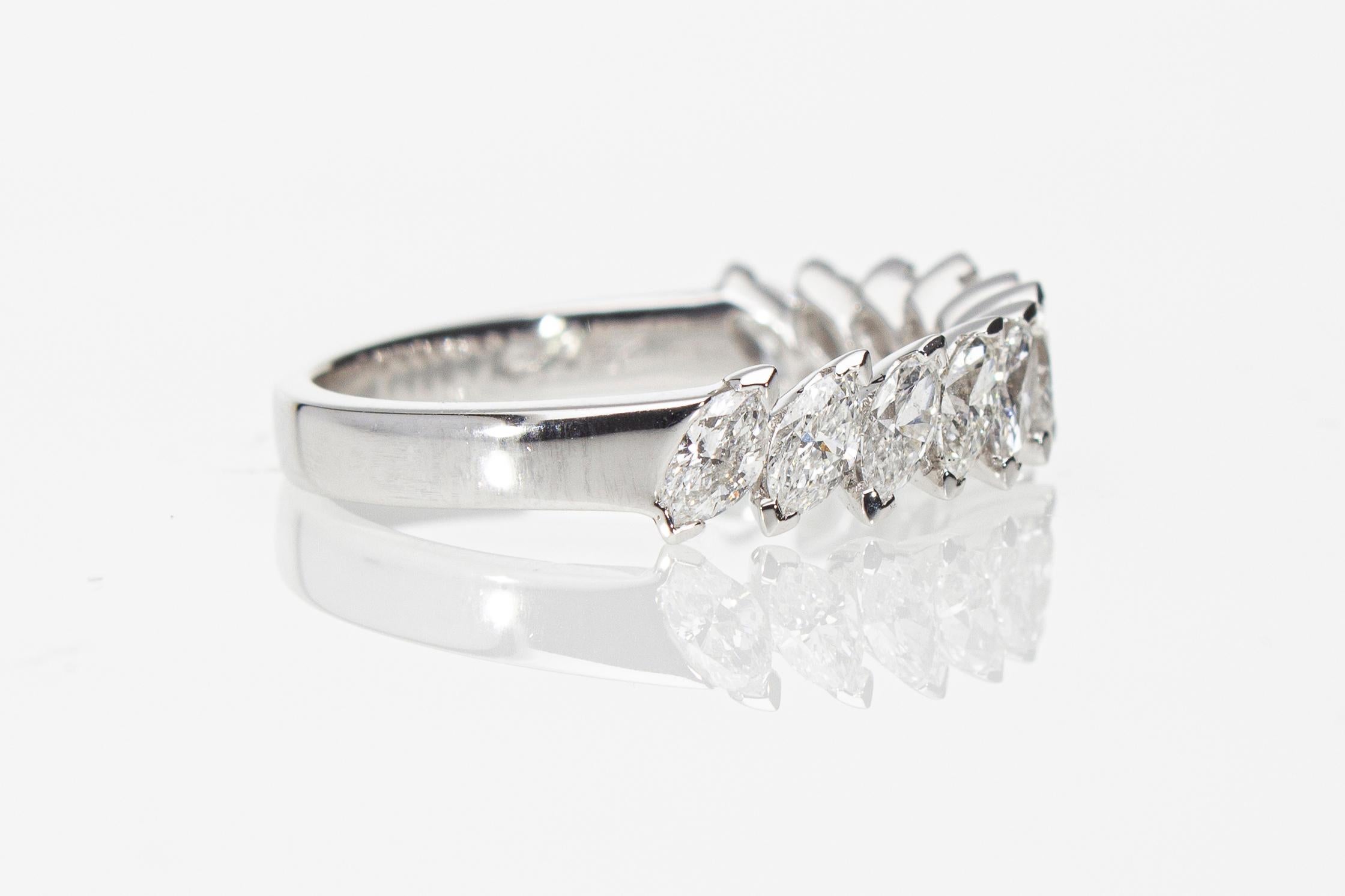 Bague de fiançailles Riviera avec 1,16 carat de diamants taille navette  Fabriqué en Italie en vente 4