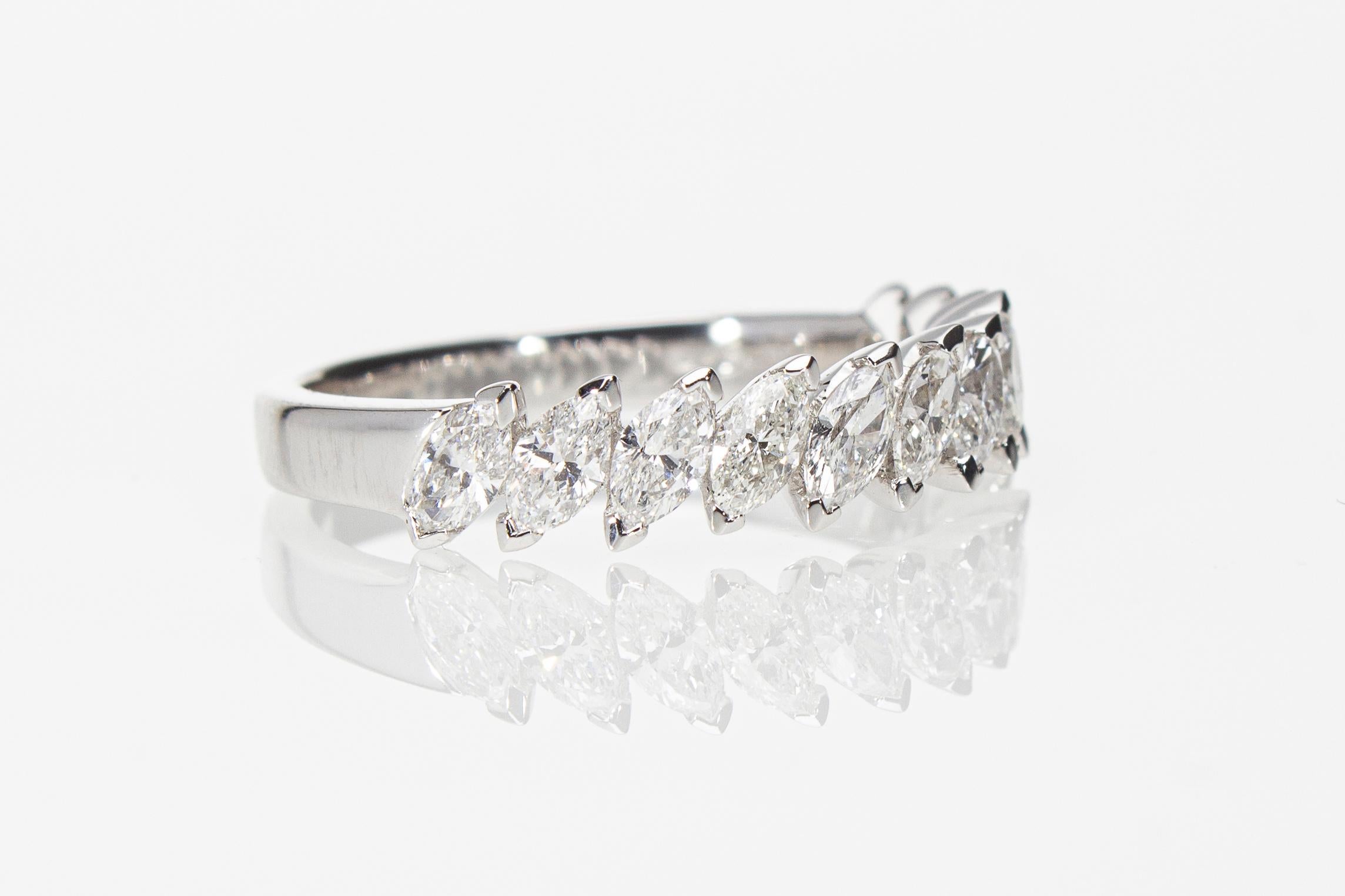 Bague de fiançailles Riviera avec 1,16 carat de diamants taille navette  Fabriqué en Italie en vente 5