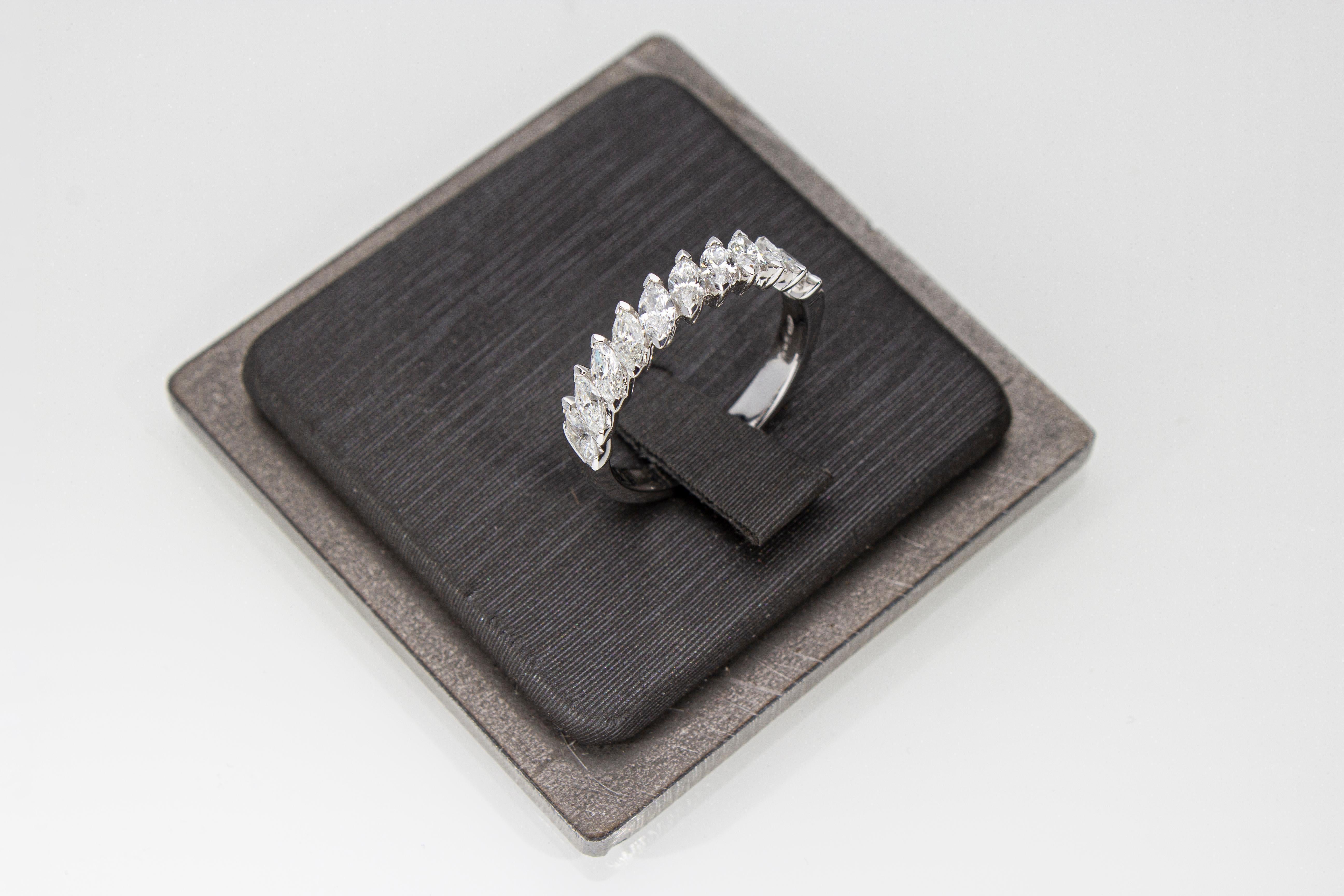 Bague de fiançailles Riviera avec 1,16 carat de diamants taille navette  Fabriqué en Italie en vente 6