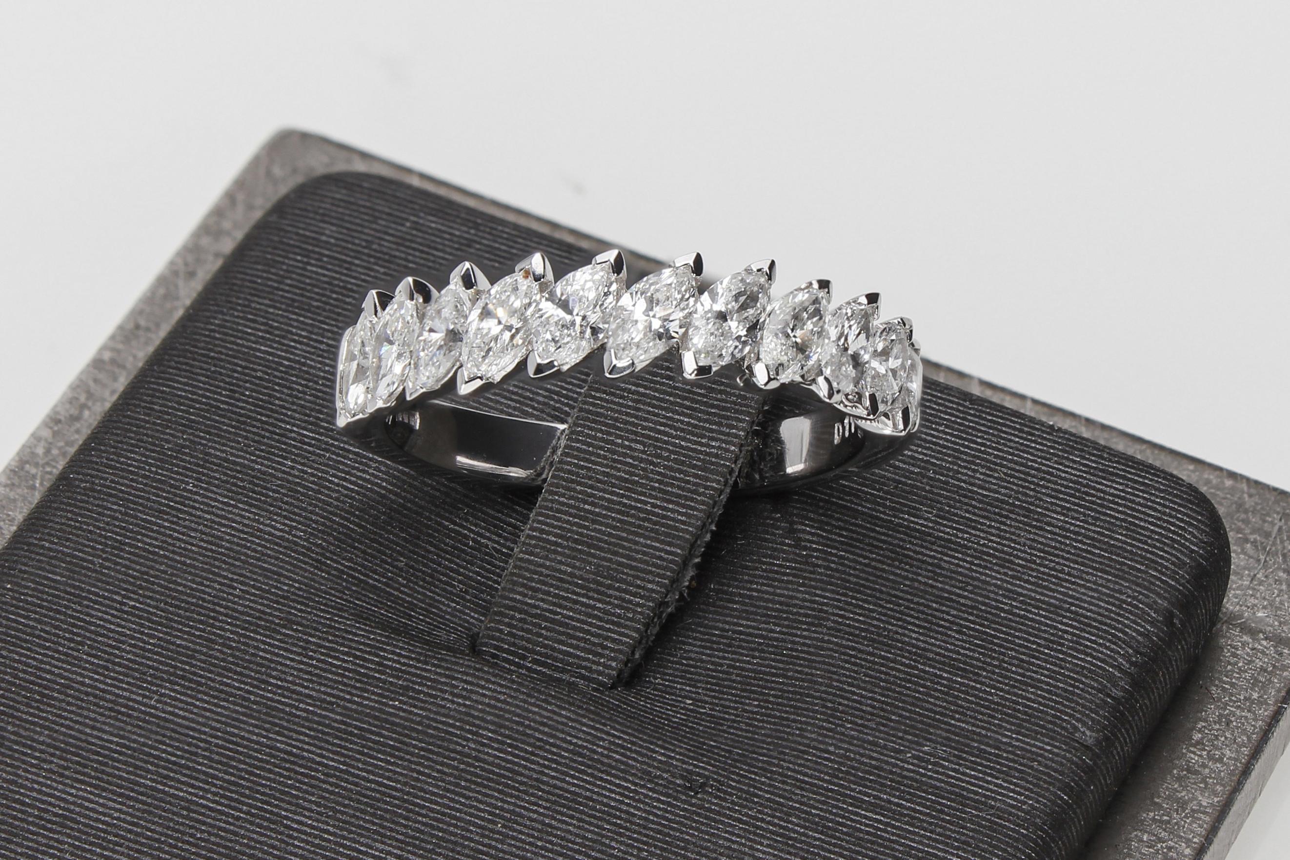 Bague de fiançailles Riviera avec 1,16 carat de diamants taille navette  Fabriqué en Italie en vente 7