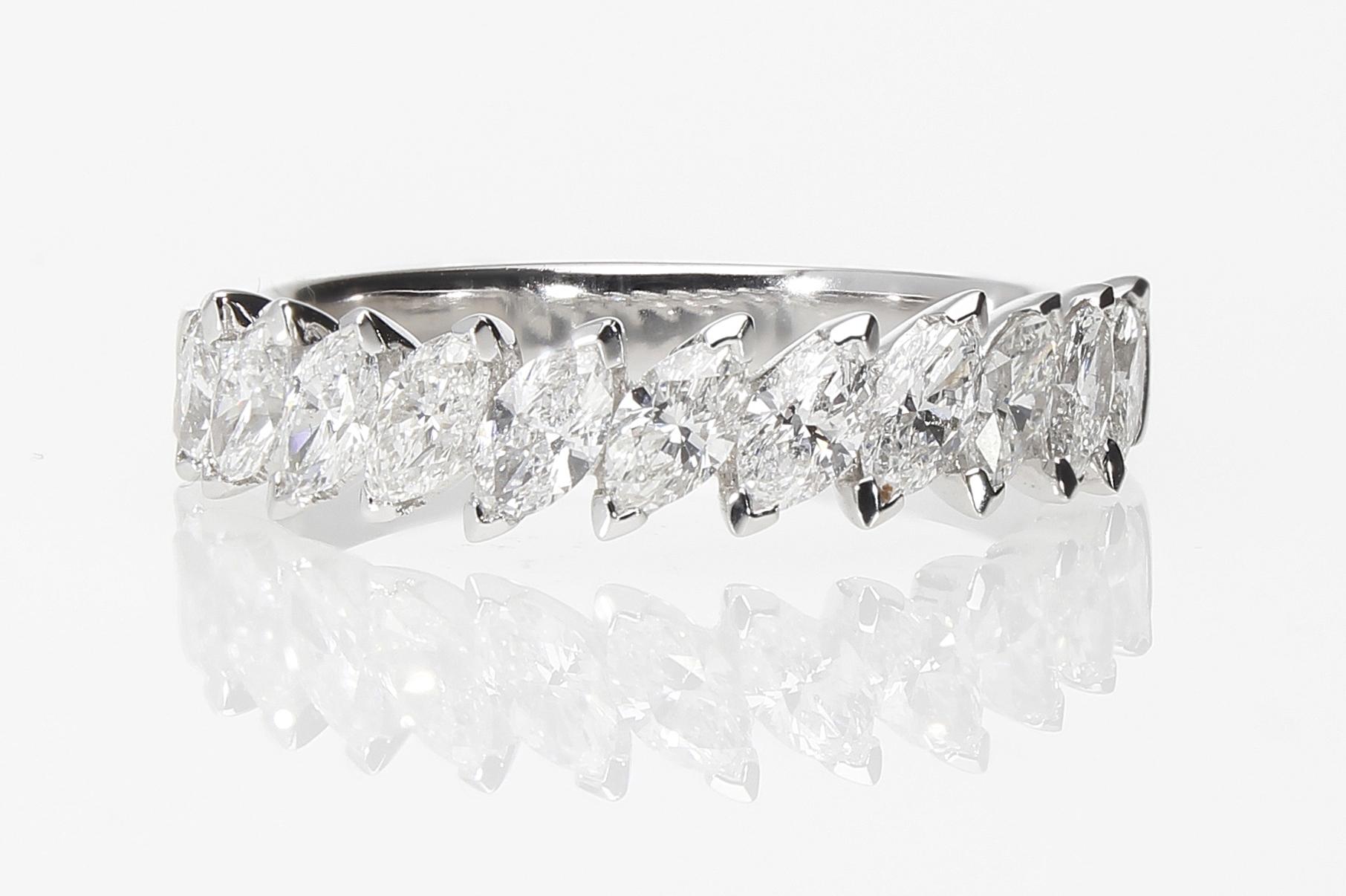Taille Marquise Bague de fiançailles Riviera avec 1,16 carat de diamants taille navette  Fabriqué en Italie en vente