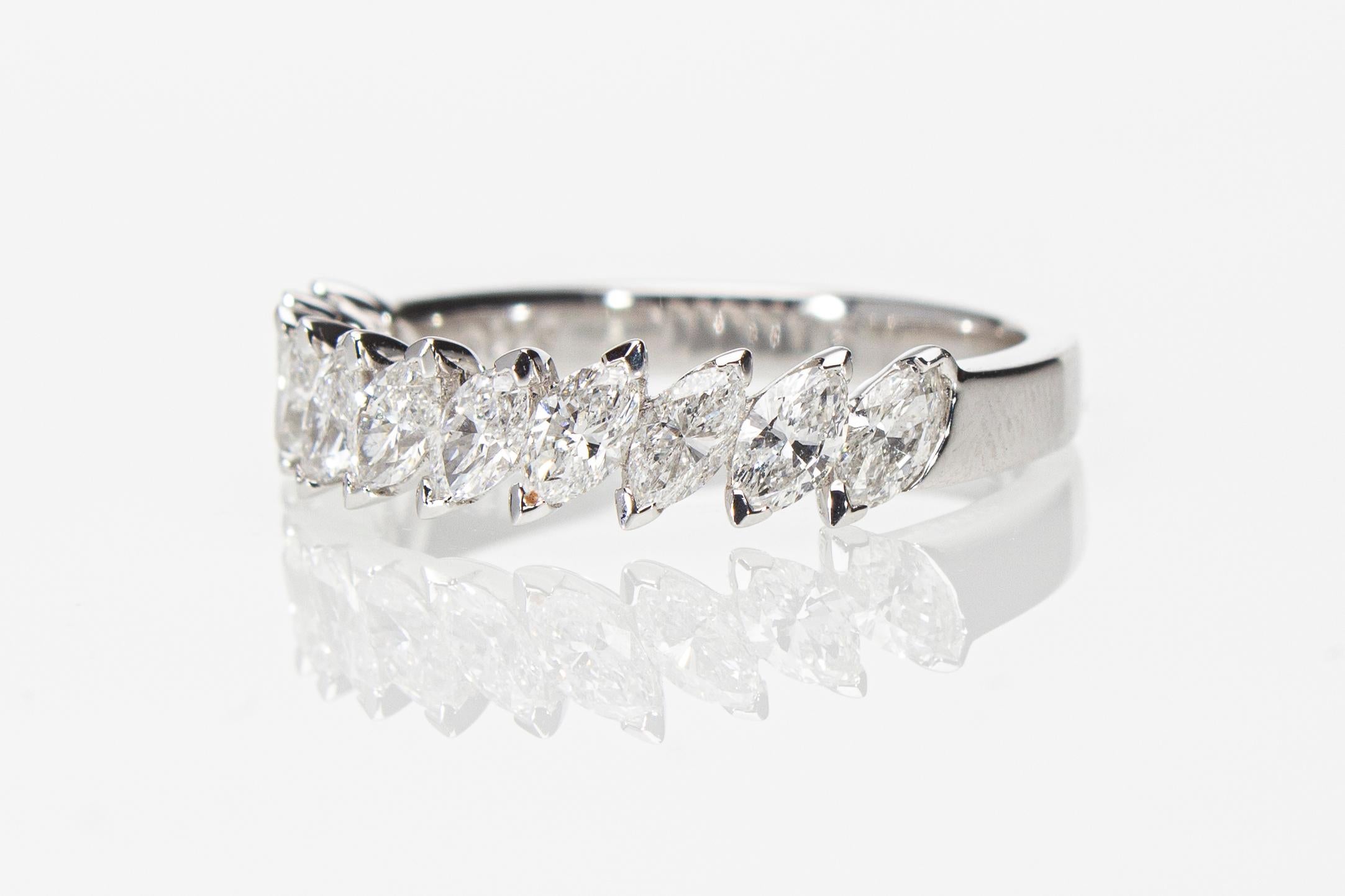 Bague de fiançailles Riviera avec 1,16 carat de diamants taille navette  Fabriqué en Italie Neuf - En vente à Rome, IT