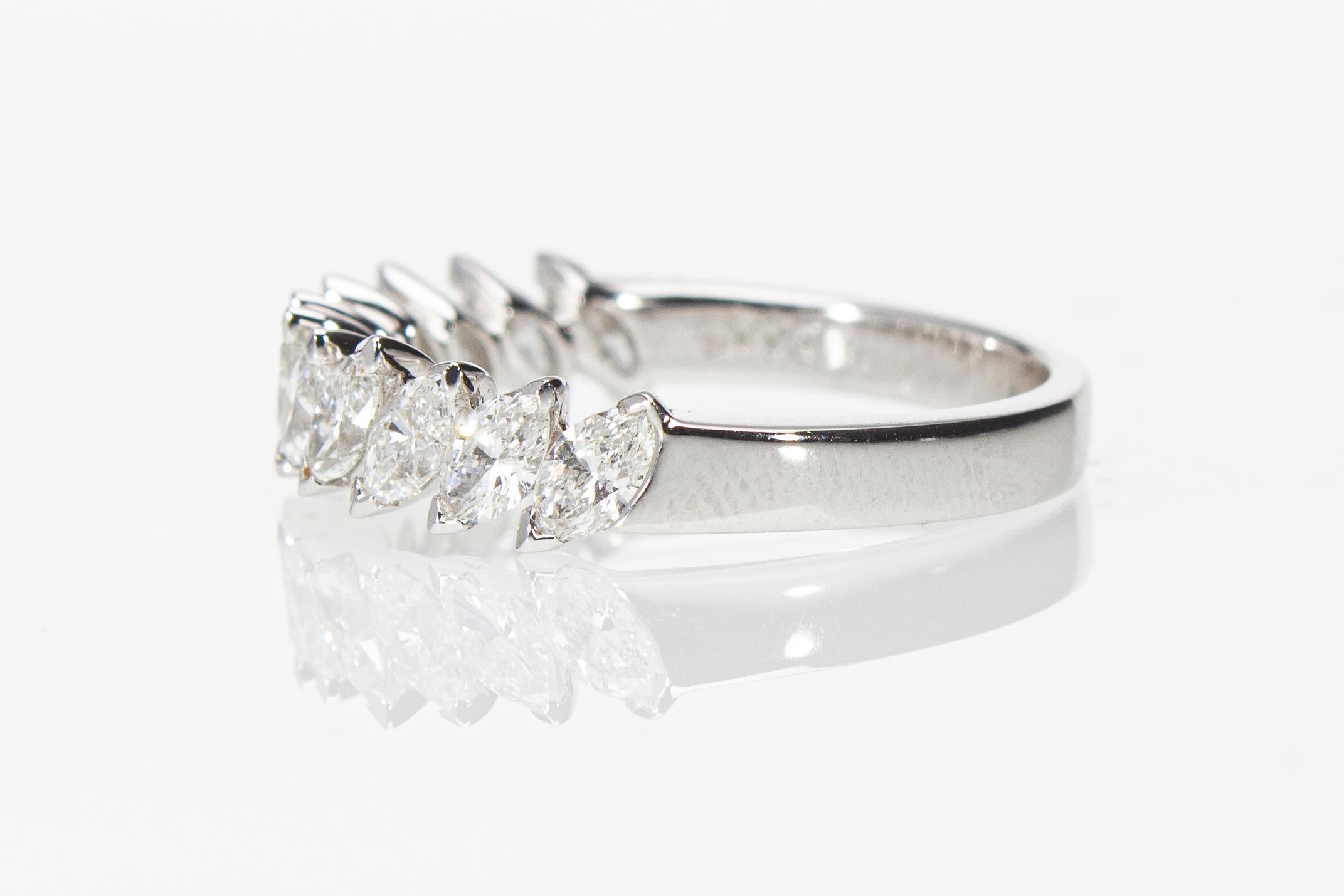 Bague de fiançailles Riviera avec 1,16 carat de diamants taille navette  Fabriqué en Italie Pour femmes en vente