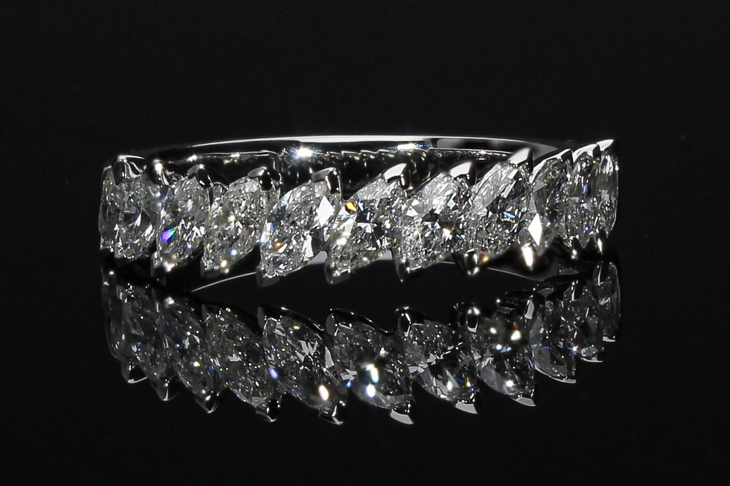 Bague de fiançailles Riviera avec 1,16 carat de diamants taille navette  Fabriqué en Italie en vente 3
