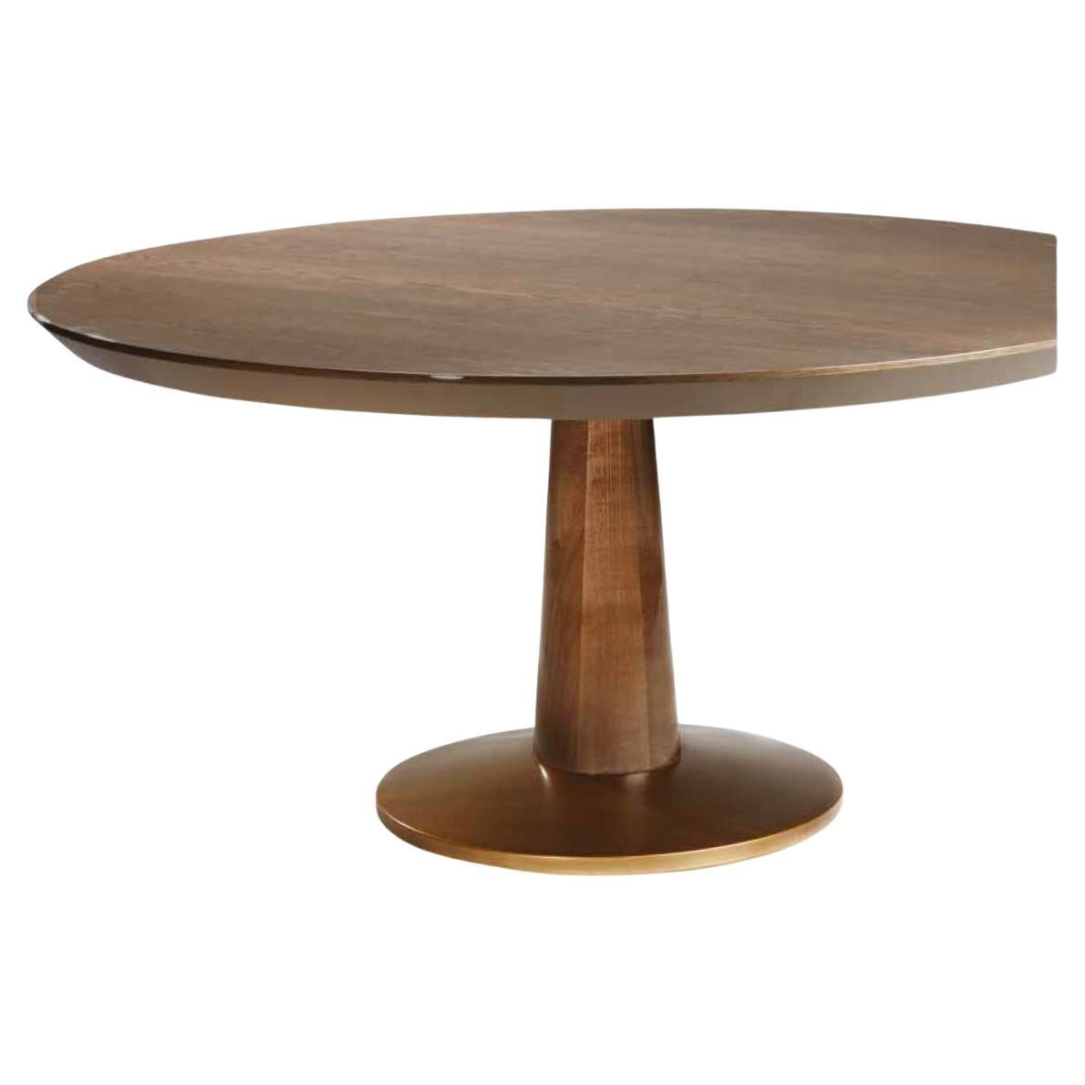 



La table ronde Riviera allie harmonieusement un design contemporain à des influences Art déco, pour une esthétique sophistiquée et intemporelle. Fabriquée avec précision et avec les meilleurs matériaux, cette table de salle à manger incarne