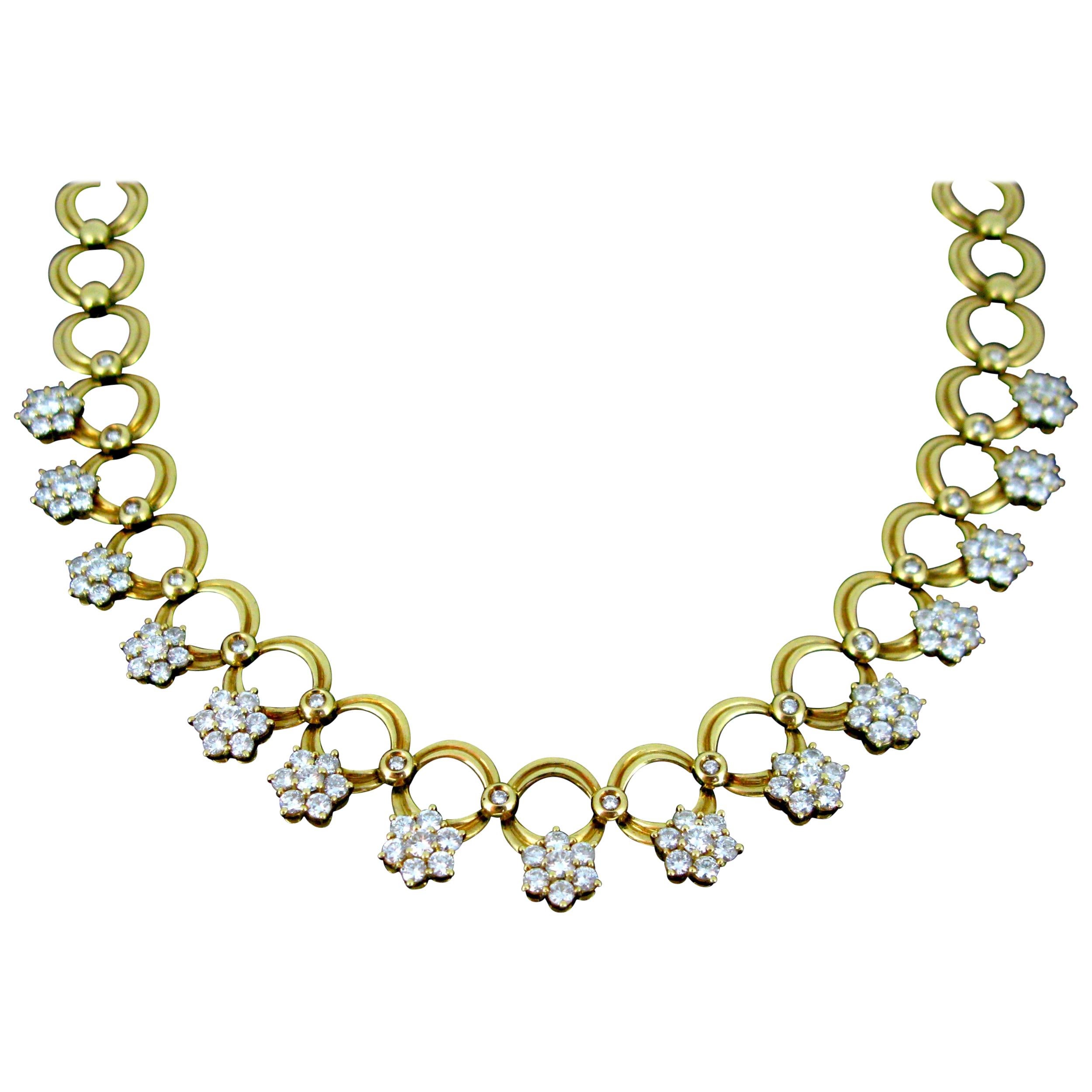 Riviere 10 Carat Diamonds Graduated Circle Link Yellow Gold Necklace
