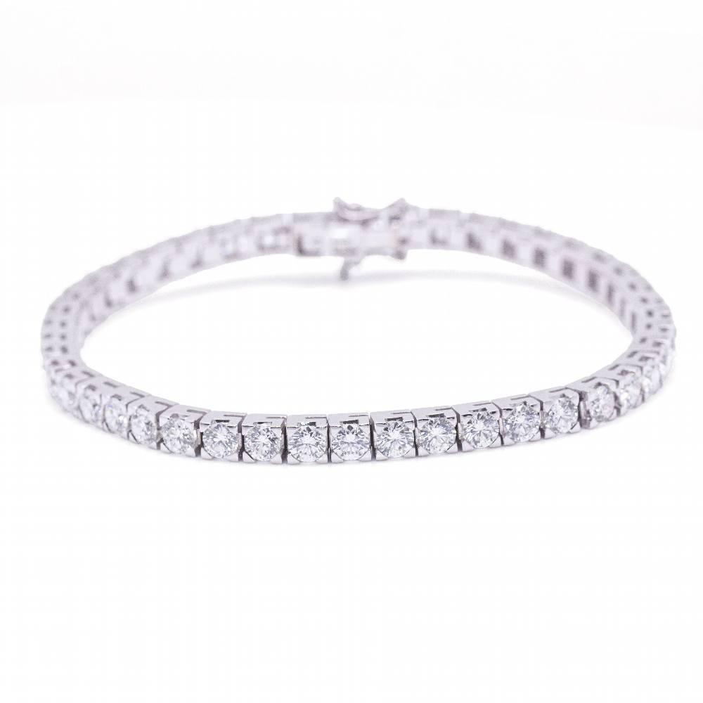 Riviere Bracelet in Gold and Diamonds for women : 44x Brilliant Cut Diamonds weighing 5.92 cts. in G/Vs quality (individual weight of each stone approx. 0.13ct-0.14ct) : 18 kt. White Gold : 17.40 grams : Solid : Clasp with two safety catches :