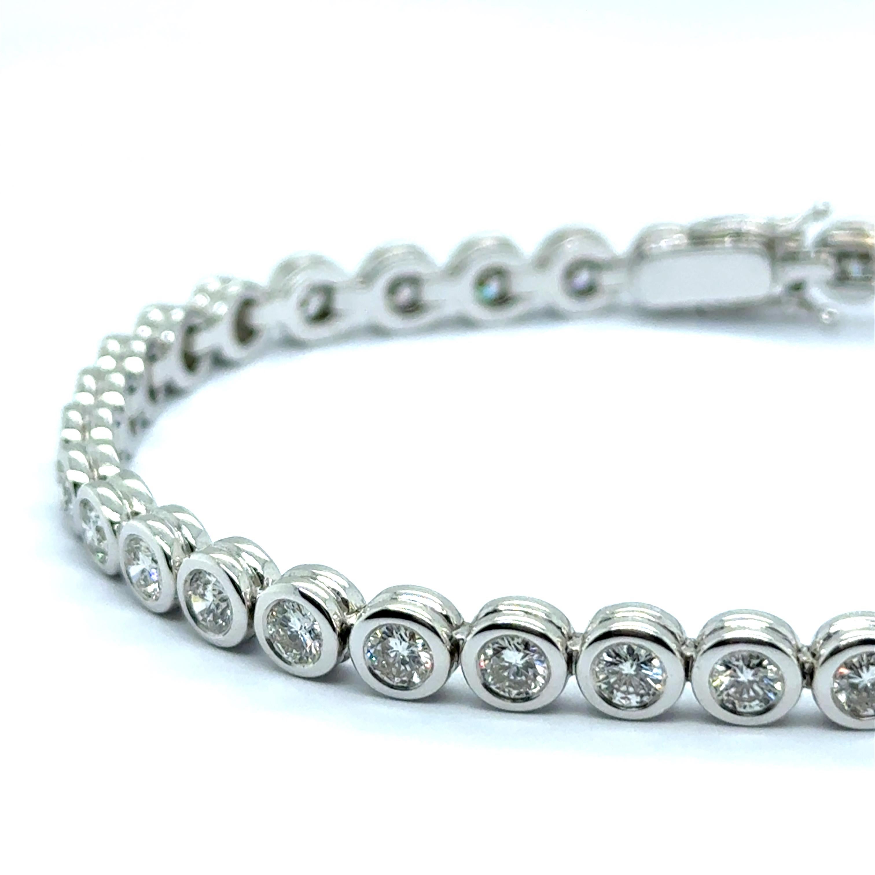 This elegant Riviere bracelet reinterprets the classic style with a refined touch. Featuring 37 brilliant-cut diamonds, each set in a round setting, it enhances the design with a distinctive, modern twist. Crafted in 18 Karat white gold, the