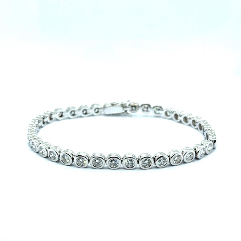 Riviere-Armband aus 18 Karat Weißgold mit Diamanten im Angebot bei - Main Image