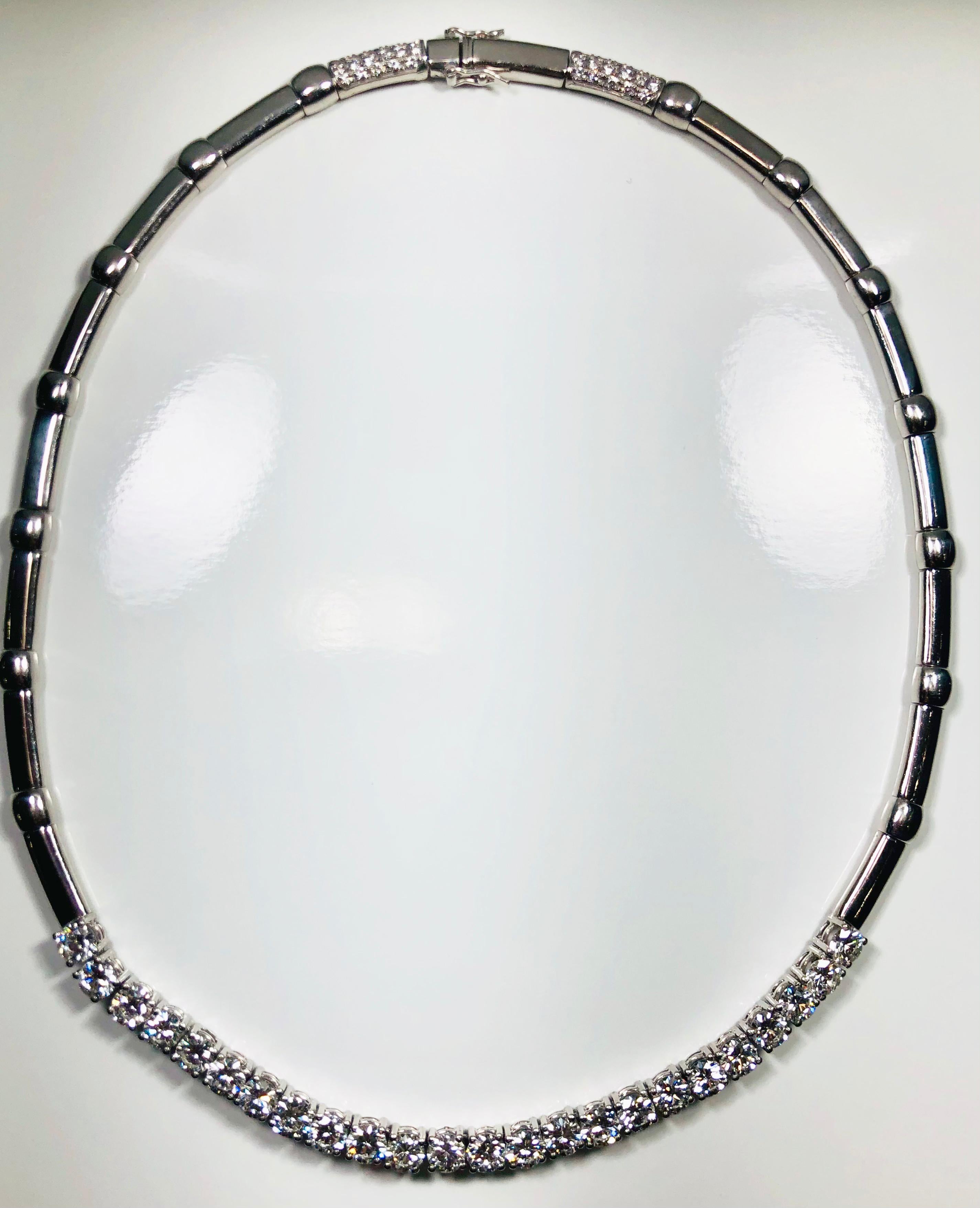 Bellissima collana choker Riviere di 24 diamanti incastonati con pavé di diamanti in chiusura 
24 diamanti a taglio brillante da 0,80 carati, per un totale di 19,2 carati, creano un fiume ininterrotto di bagliori e scintille in questa splendida