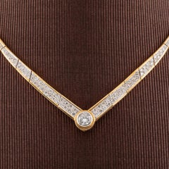 Cocktail neckace in gold and diamonds whit central chaton diamond