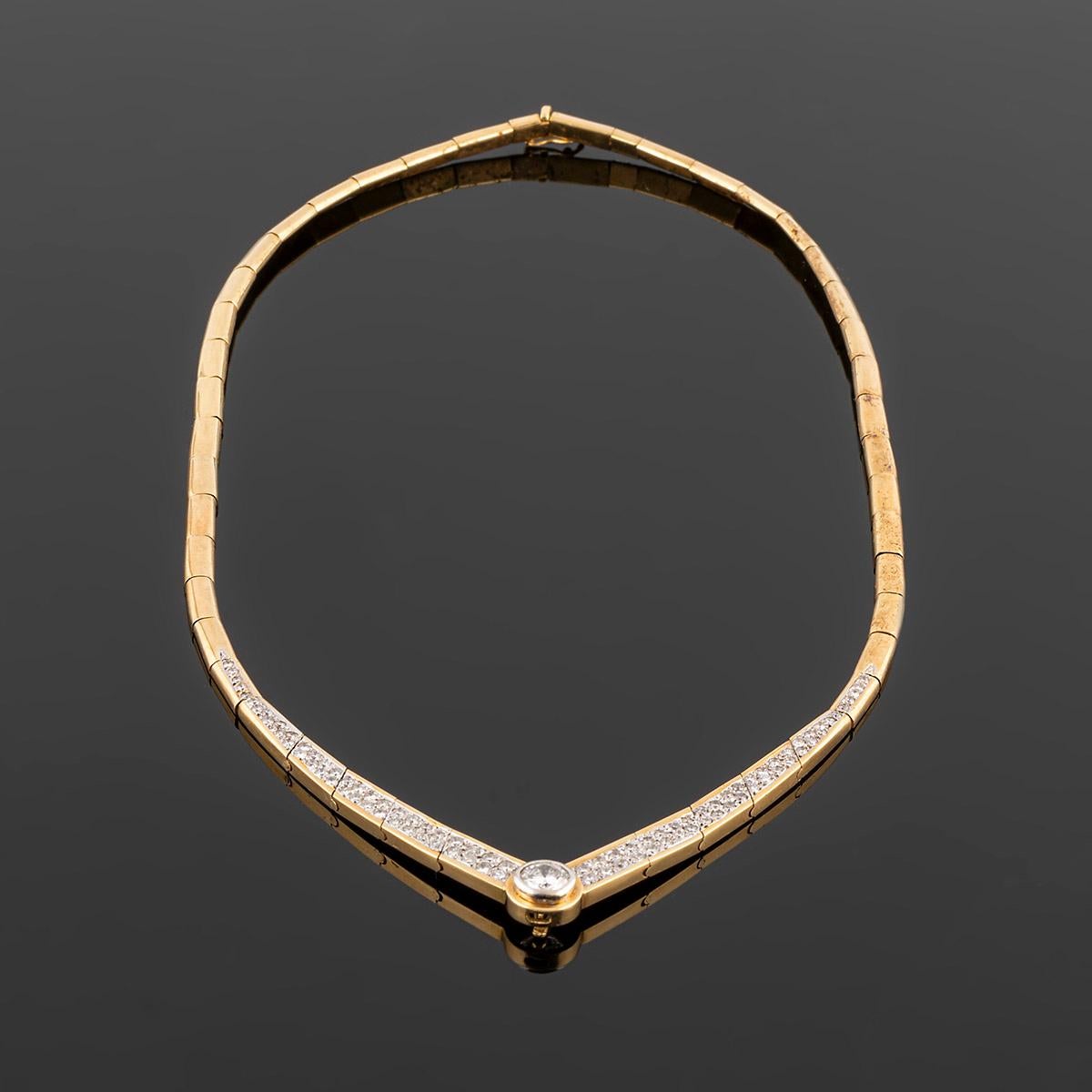 Moderne Collier cocktail en or et diamants tourné autour d'un diamant chaton central en vente