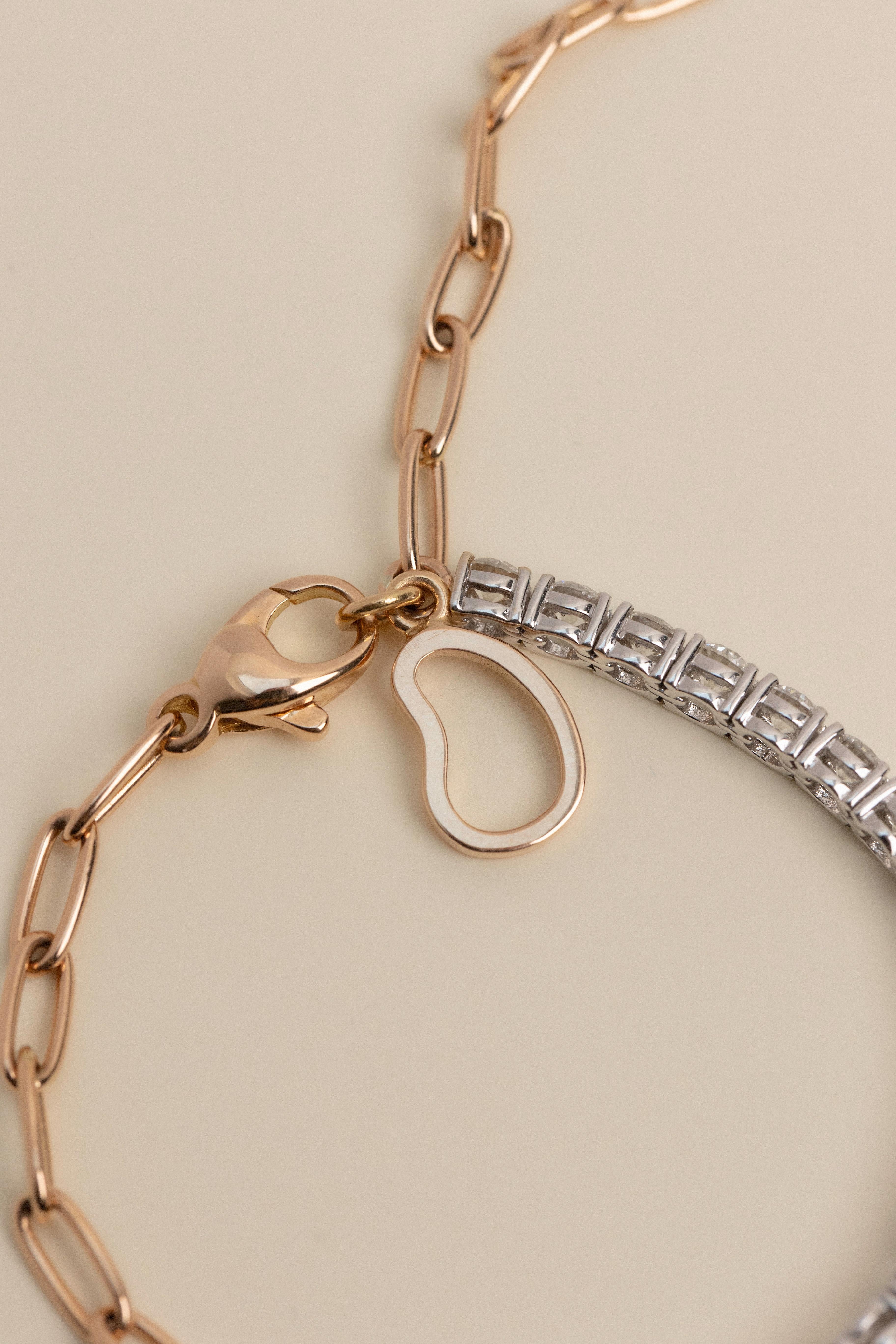rivière de lumière est un flux continu de diamants brillants sertis dans de l'or 18 carats, s'enroulant élégamment autour du poignet comme une rivière de lumière. ce bracelet raffiné et intemporel incarne un luxe discret, conçu pour ceux qui