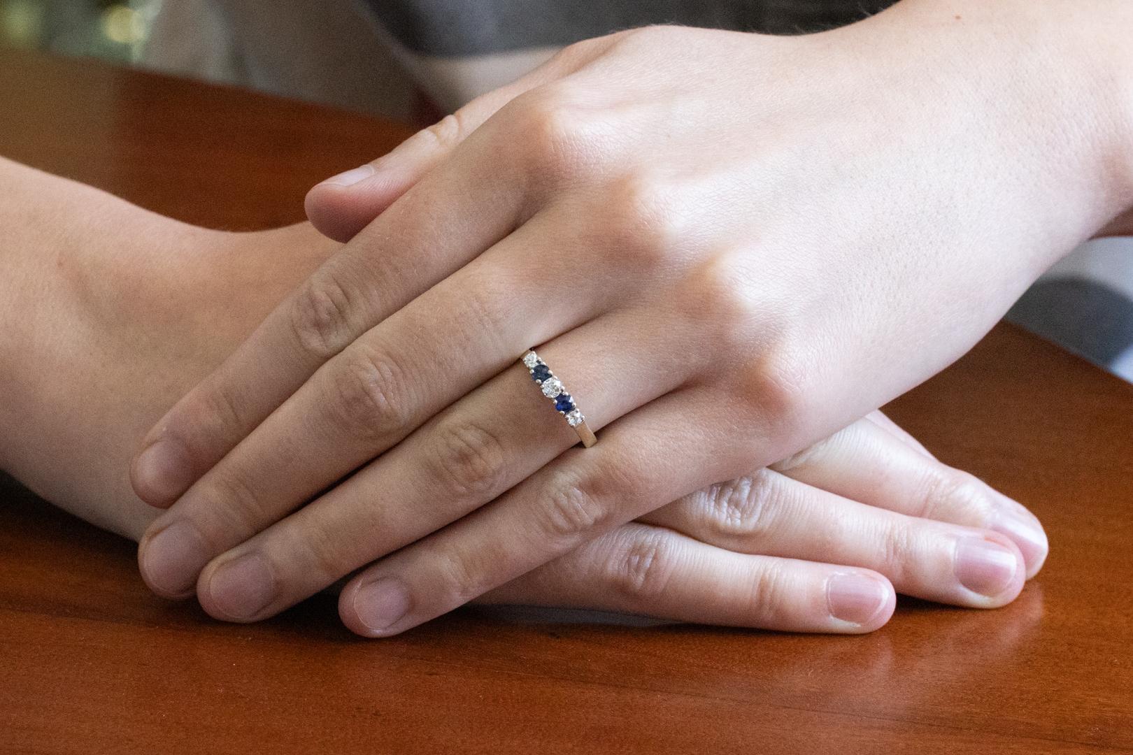 Anillo Rivière con zafiros y diamantes talla antigua. Art Decó en venta