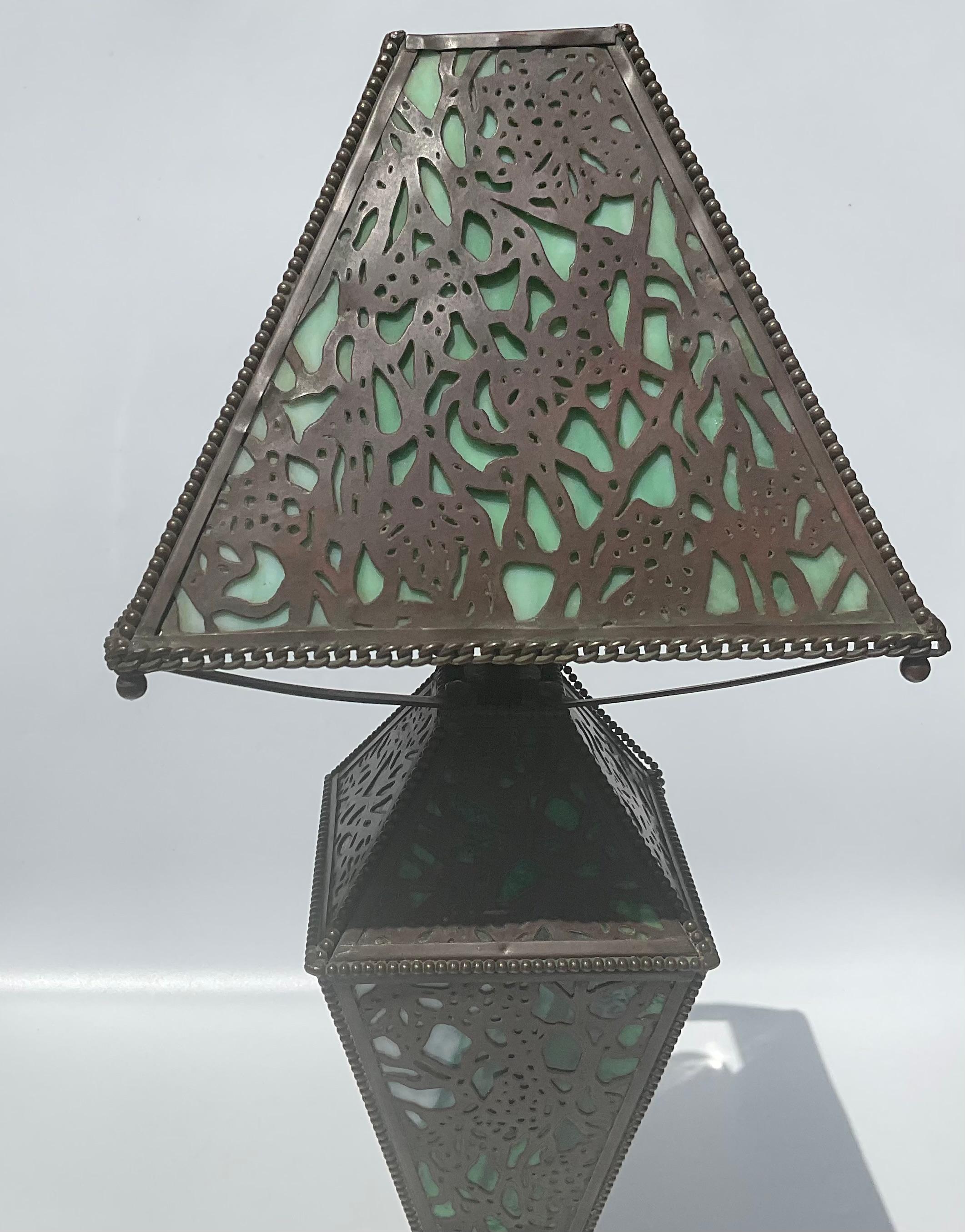 Début du 20ème siècle Rivière Studios Grapevine Pattern Early Art Nouveau Panel Lamp en vente