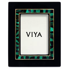 Portafoto nero Rivoli in lacca e ottone, Viya By Vikram Goyal