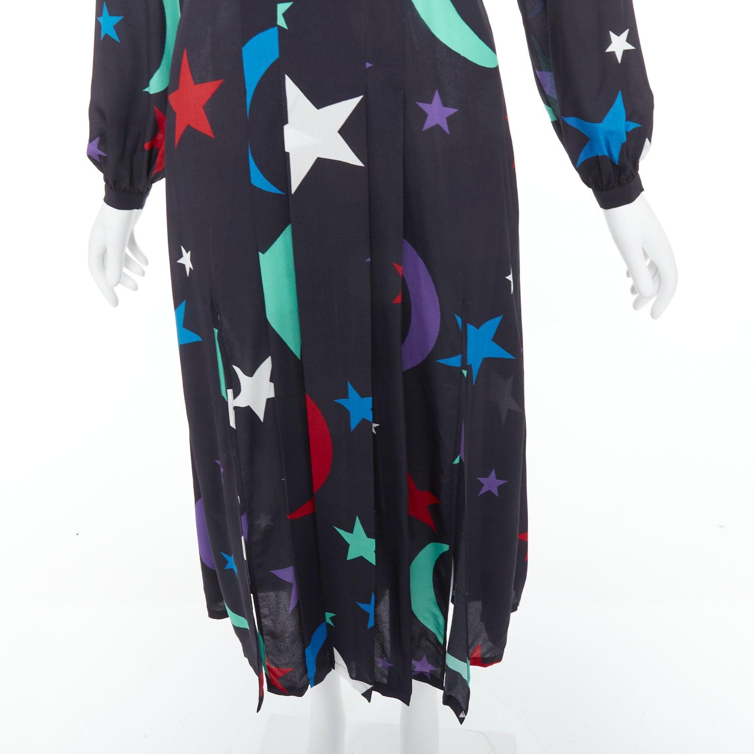 RIXO LONDON Constellation 100% soie noire imprimé étoiles Robe col V S en vente 2