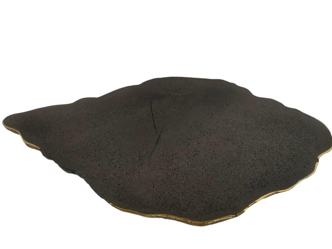 Indien Table centrale Rizo Carbon Gelerio en charbon sculpt et laiton textur en vente