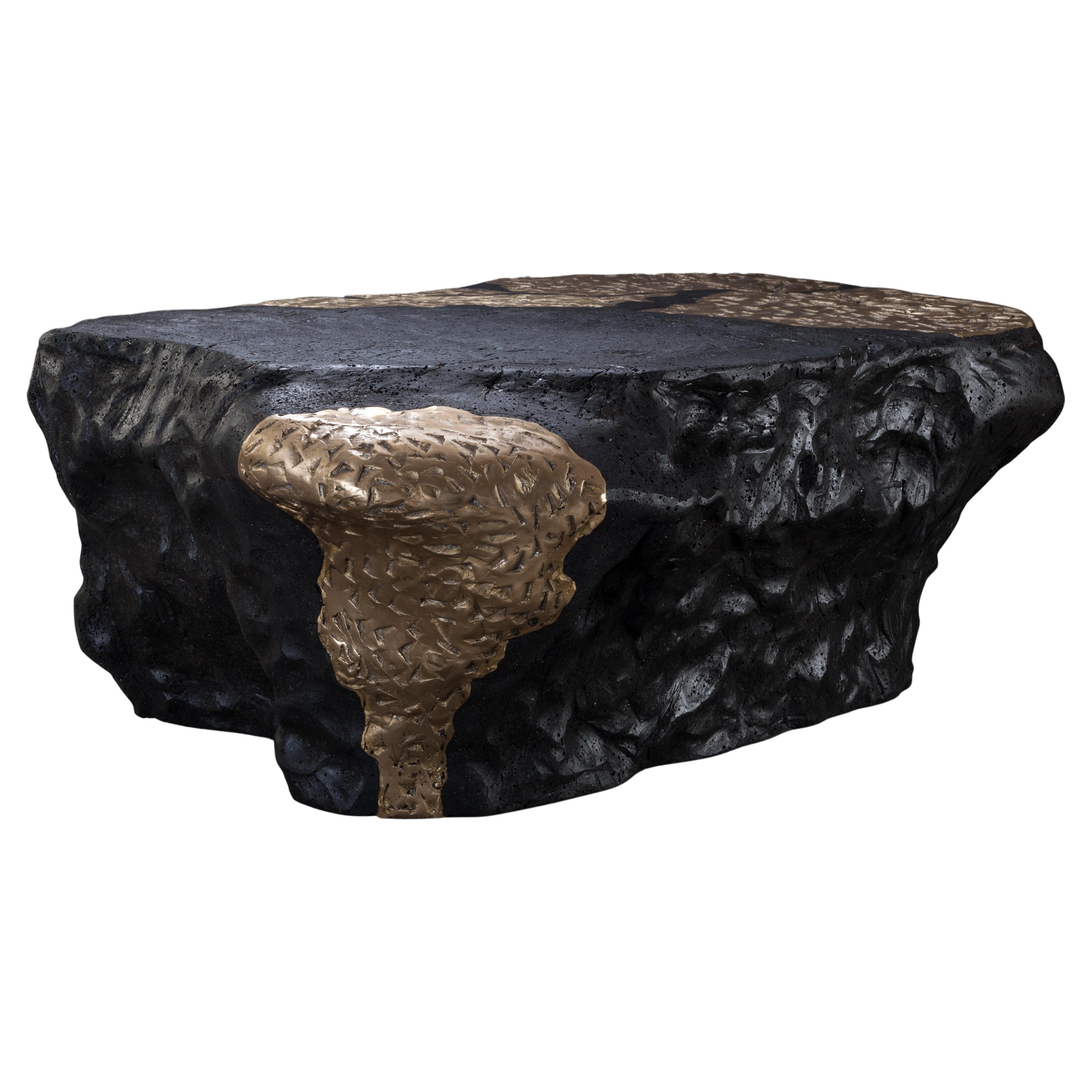 Sculptée à partir de charbon et de laiton texturé sur mesure, cette table centrale en édition limitée est fabriquée à la main pour réunir parfaitement les éléments qui créent chaleur et aspiration.
La ligne de meubles très convoitée de RIZO est le