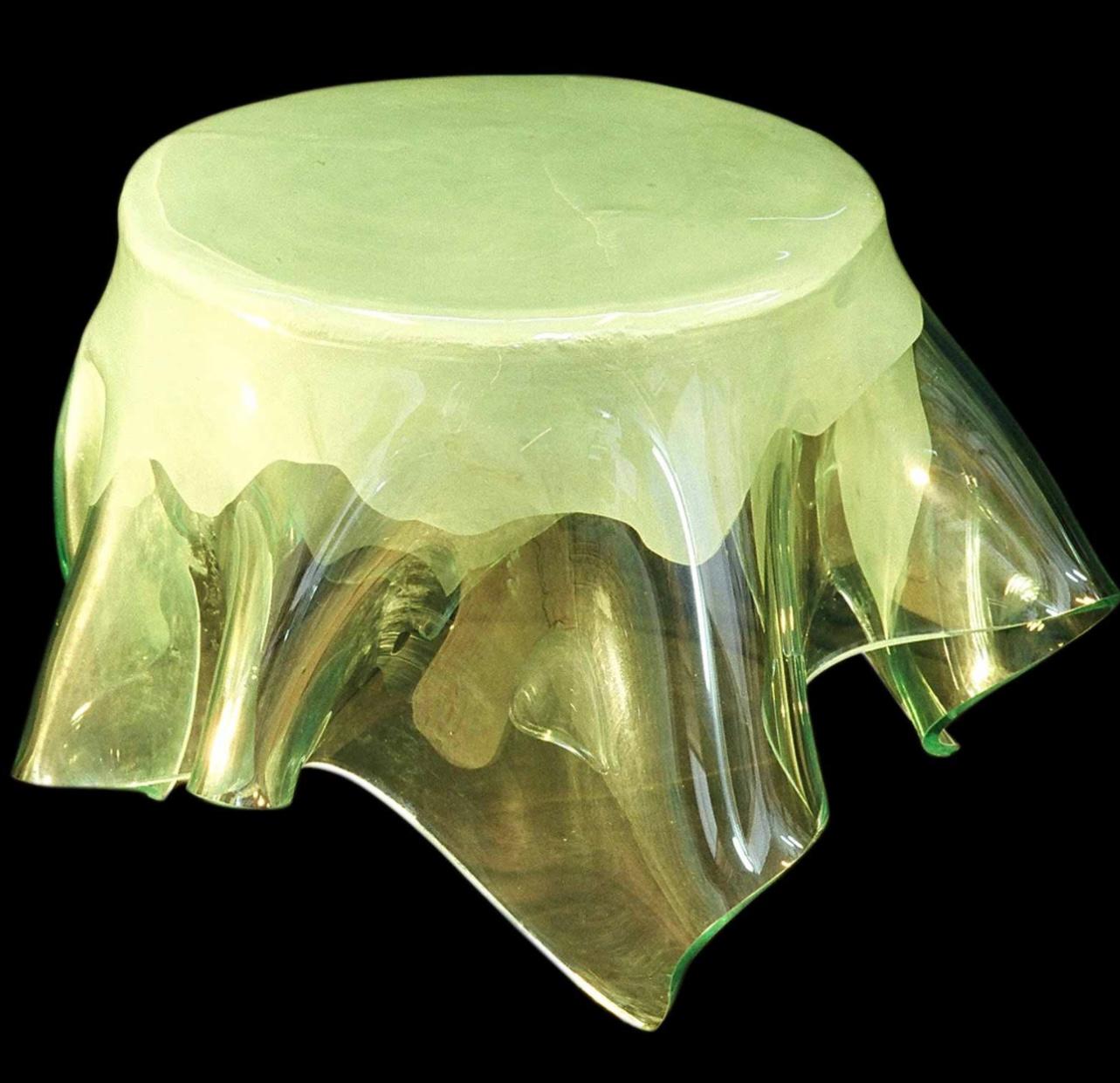 L'exquise table centrale en verre RIZO Drapery en forme de drapé de tissu est un chef-d'œuvre de design et d'artisanat. Ses lignes fluides et ses courbes délicates évoquent la grâce et l'élégance d'un tissu fluide, créant une pièce maîtresse
