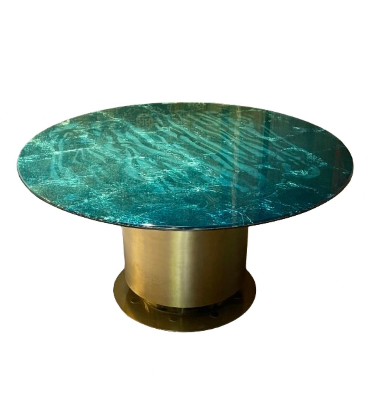 La table centrale Getsumei Editions de la gamme de luxe de RIZO est un chef-d'œuvre quotidien d'inspiration céleste. Le plateau de la table est un mélange tourbillonnant de bleus nuit profonds et de dorés éclatants, rappelant la lune et le soleil.