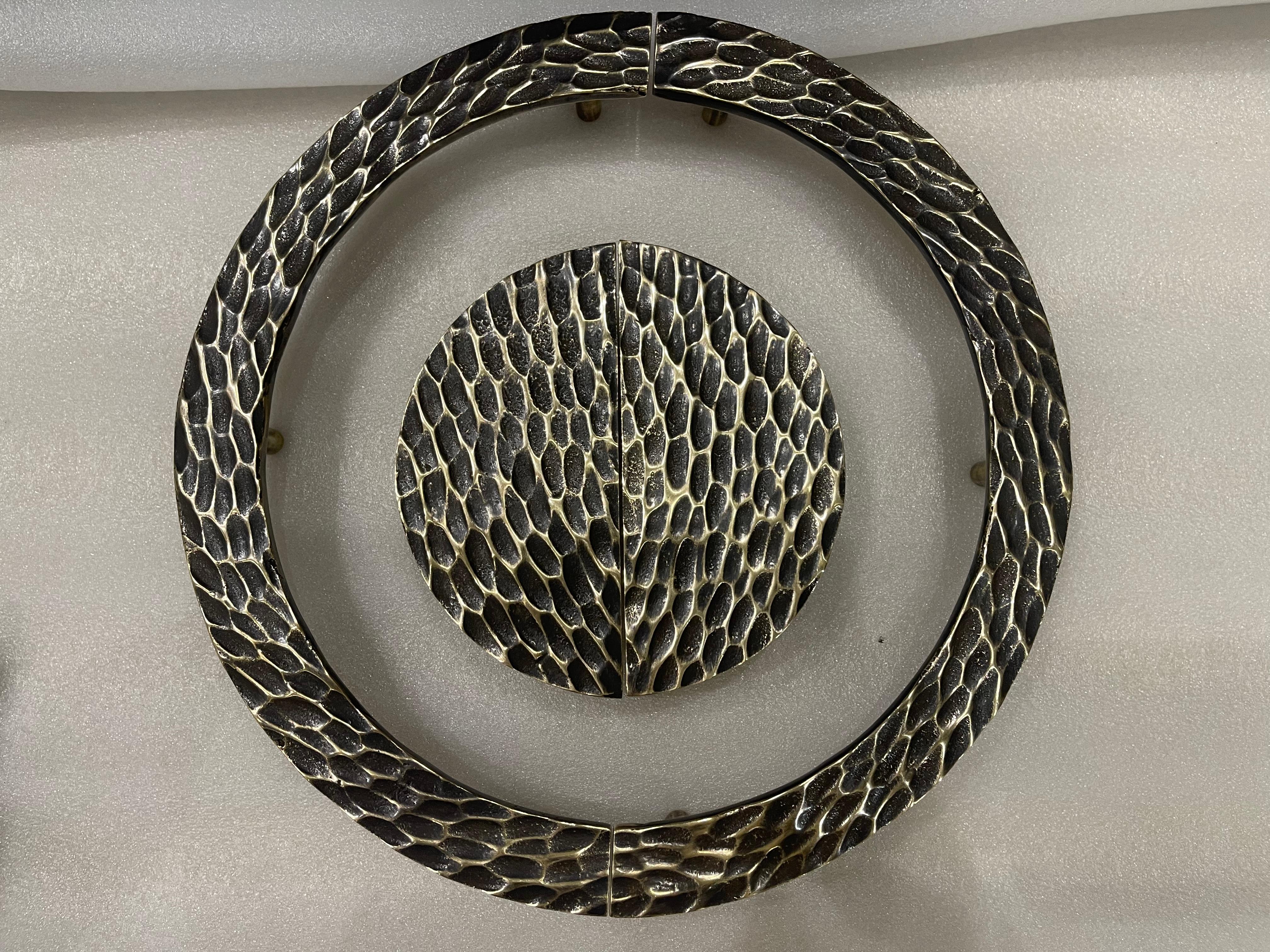 Fatto a mano Set di maniglie per porte Hive di RIZO in ottone invecchiato in vendita