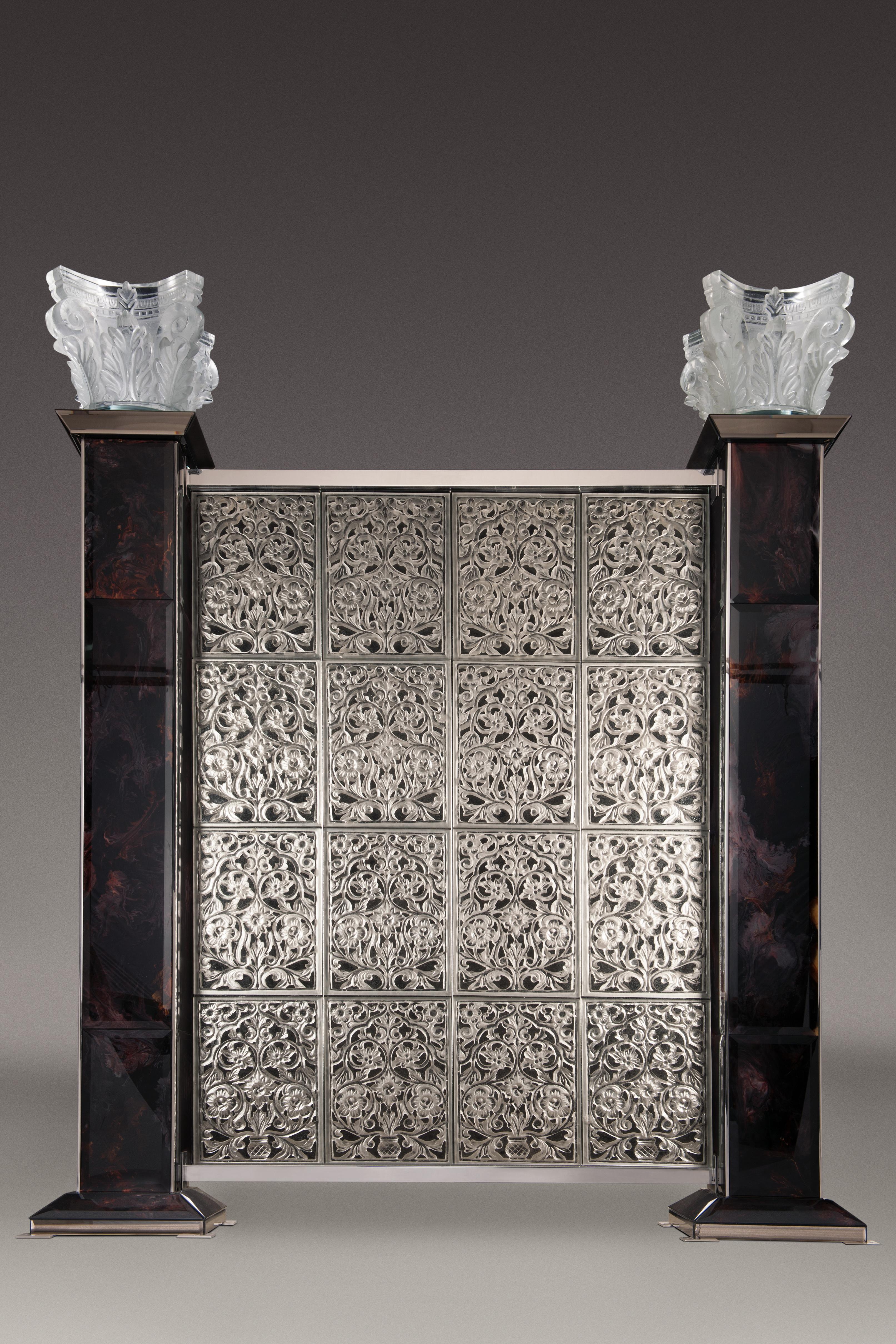  The ‘Imperial’ screen is an iconic baroque inspired masterpiece from RIZO’s Atelier.
 Featuring tridimensional, carved highly refined crystal filigree panels realized with extreme handcrafted precision, two perpendicular artisanal glass pedestals