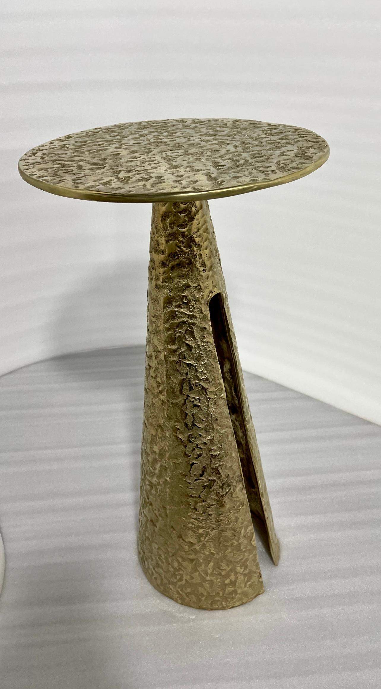 The Konne side table from RIZO’s range of luxe-living is a distinctive piece of furniture crafted in solid brass. Featuring an inimitable texture, adding a touch of elegance and artistic individuality to any space. Its conical form offers a sleek,