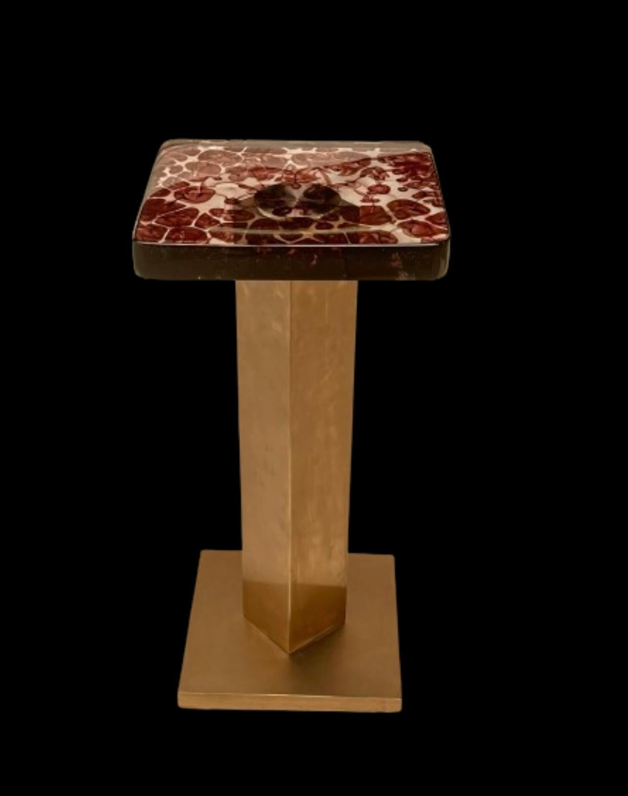 Table d'appoint Rizo Qube Plum en métal et verre moulé en vente 3