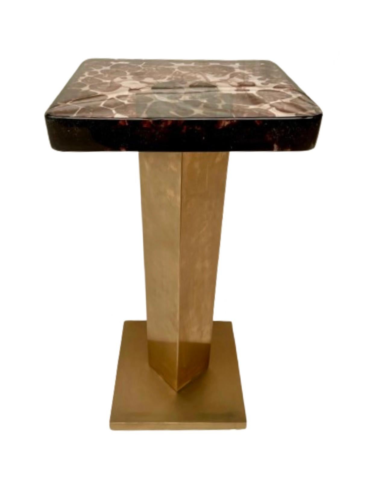 Moderne Table d'appoint Rizo Qube Plum en métal et verre moulé en vente