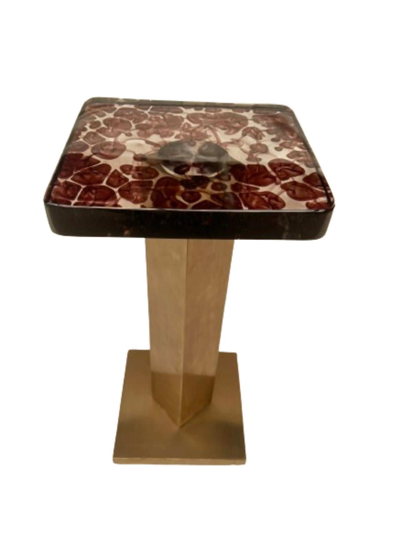 Fait main Table d'appoint Rizo Qube Plum en métal et verre moulé en vente