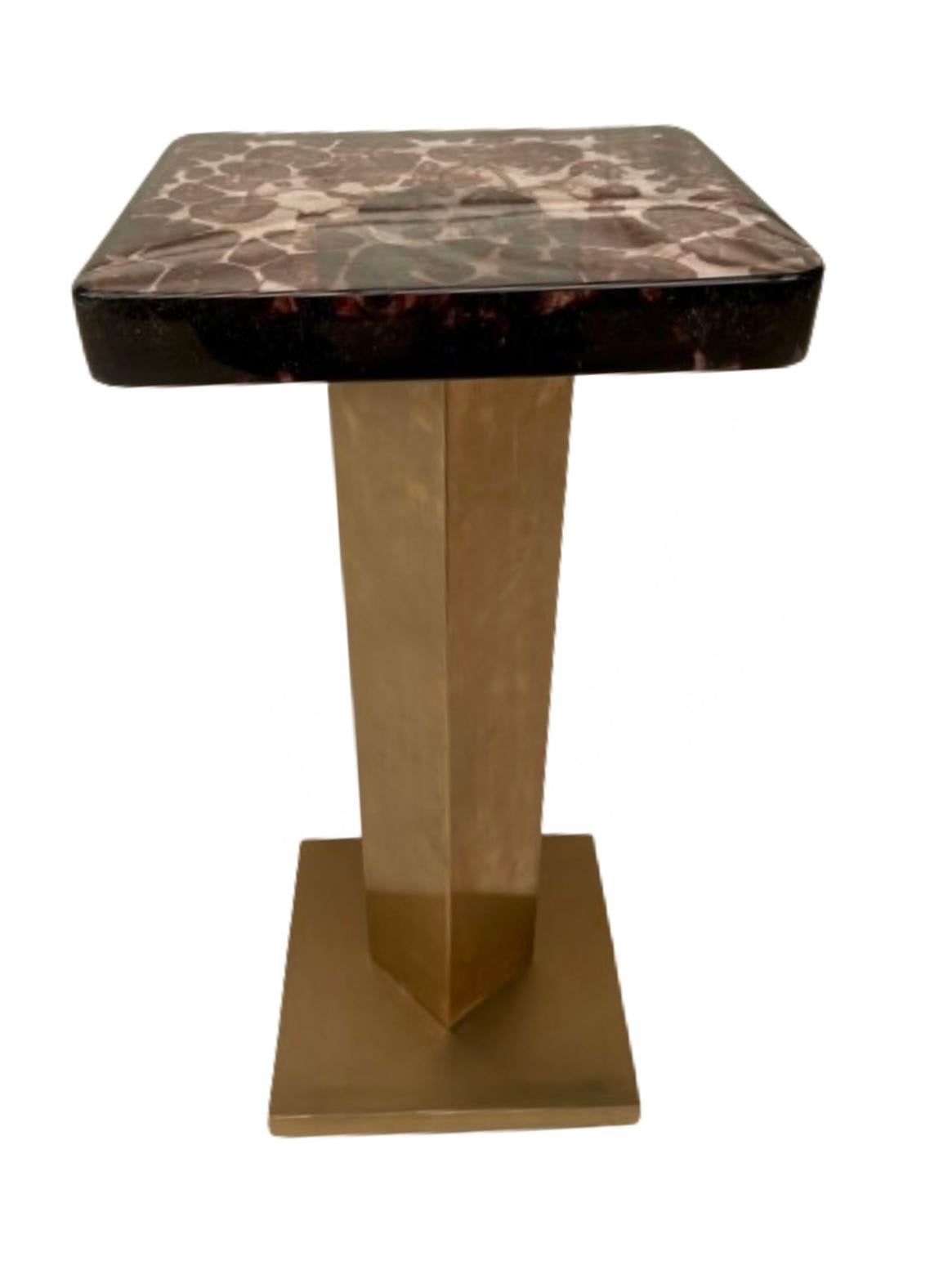Table d'appoint Rizo Qube Plum en métal et verre moulé Neuf - En vente à Mumbai, IN