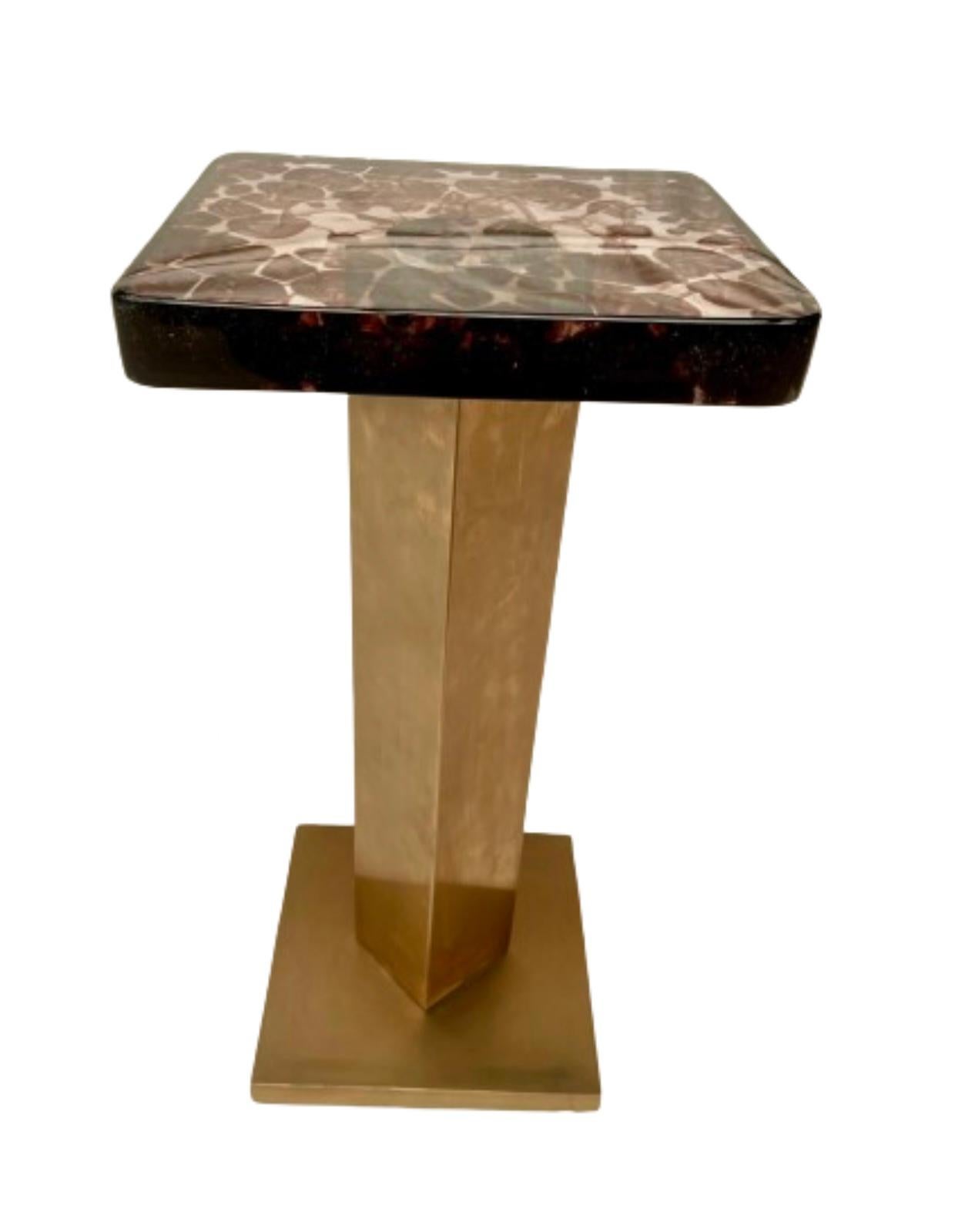 Métal Table d'appoint Rizo Qube Plum en métal et verre moulé en vente
