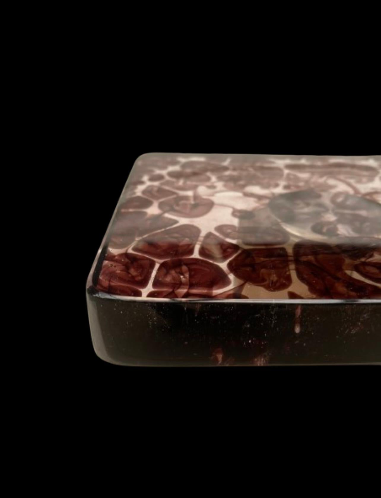 Table d'appoint Rizo Qube Plum en métal et verre moulé en vente 1