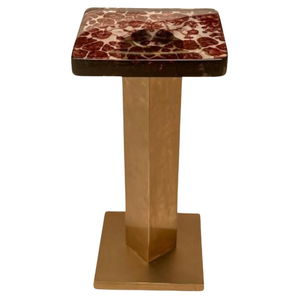Mesa auxiliar Rizo Qube Ciruela de metal y cristal fundido