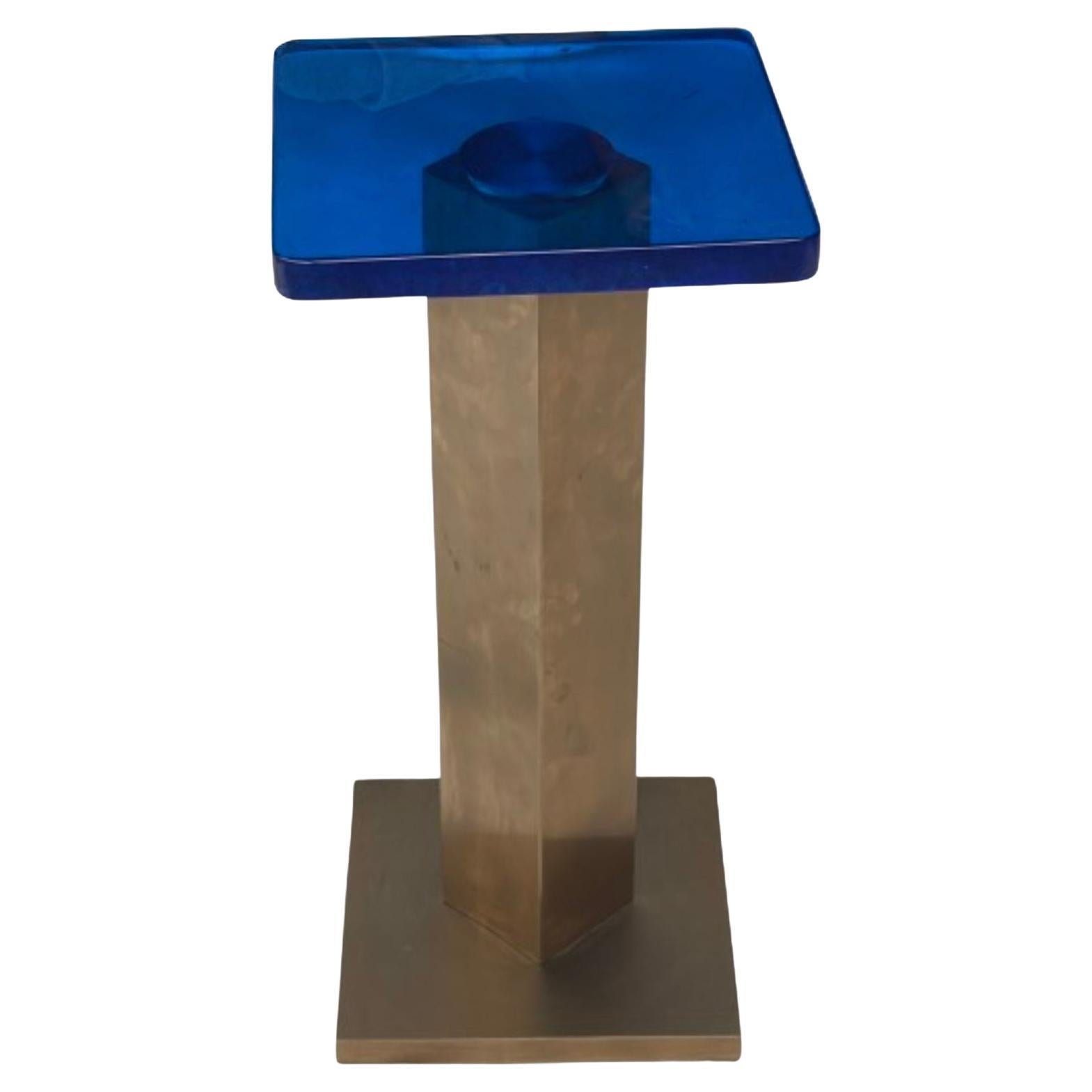 La RIZO Qube est une table d'appoint moderne super chic qui respire l'élégance contemporaine avec sa combinaison frappante de matériaux et son design minimaliste. Le plateau de la table présente une surface carrée fabriquée à partir d'un verre à la