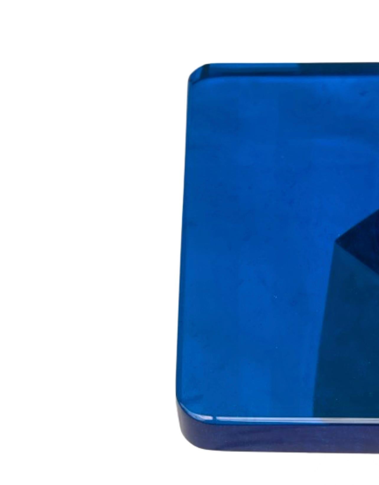 Moderne Table d'appoint Rizo Qube en verre moulé et métal en vente