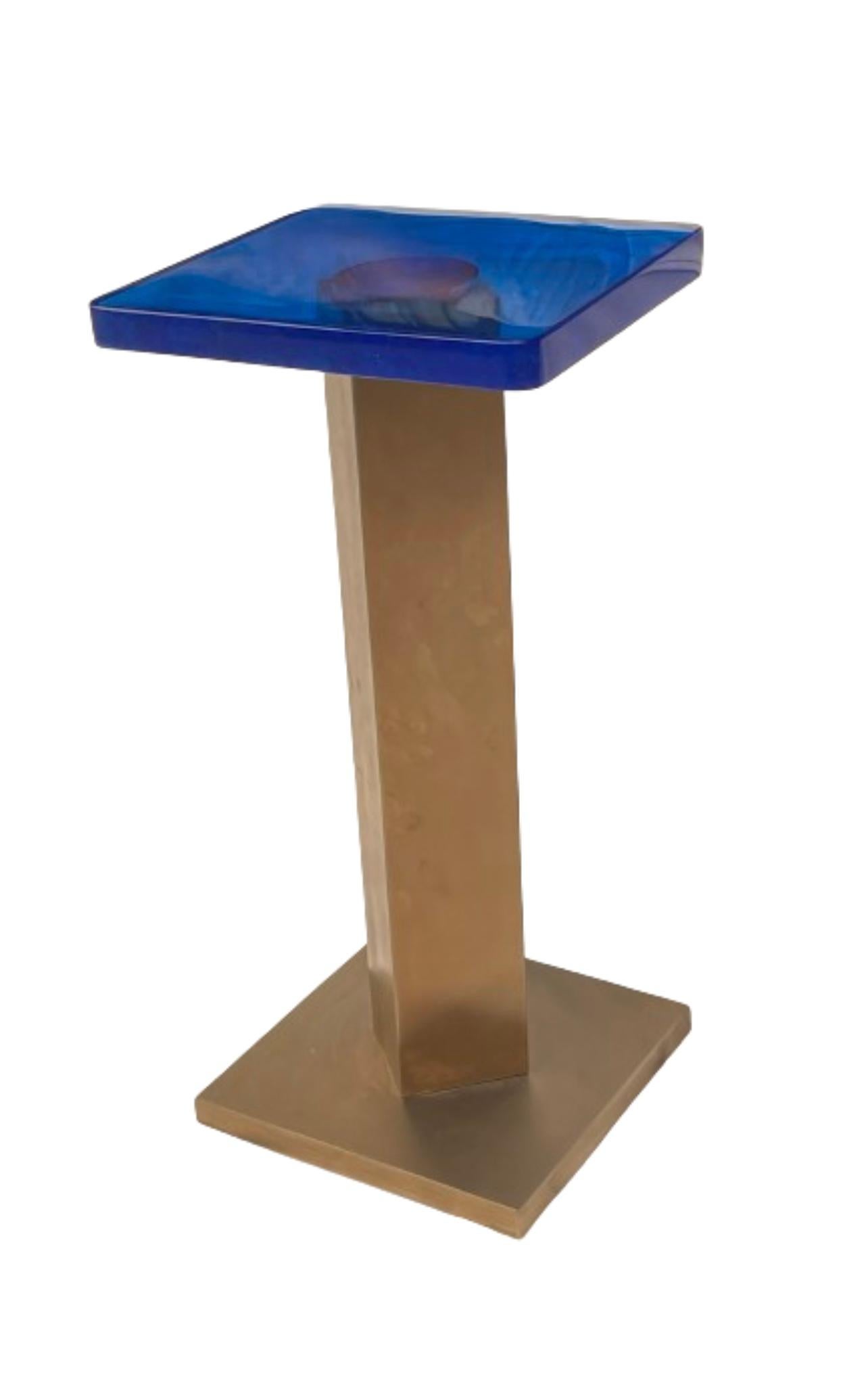 Fait main Table d'appoint Rizo Qube en verre moulé et métal en vente