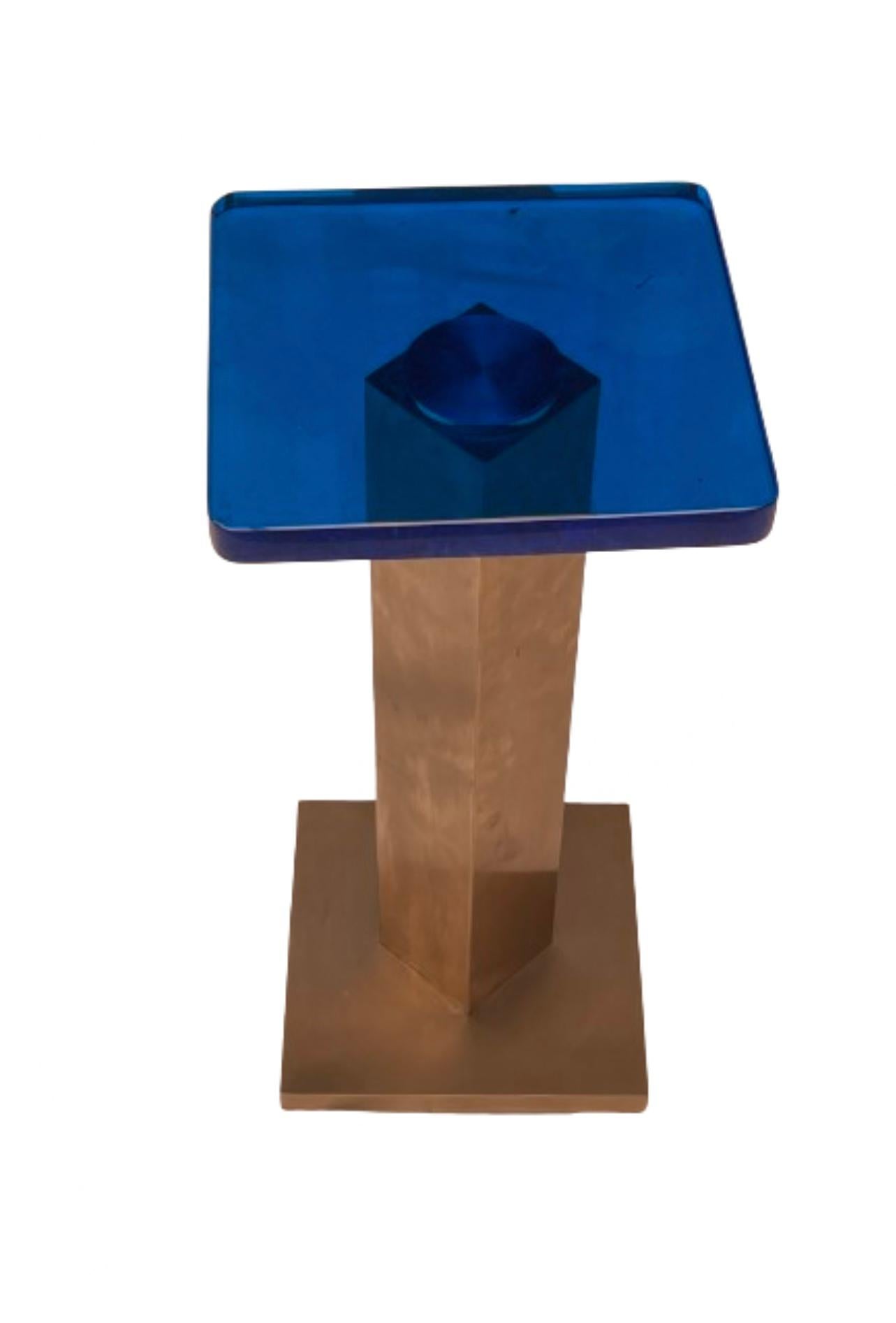 Table d'appoint Rizo Qube en verre moulé et métal Neuf - En vente à Mumbai, IN