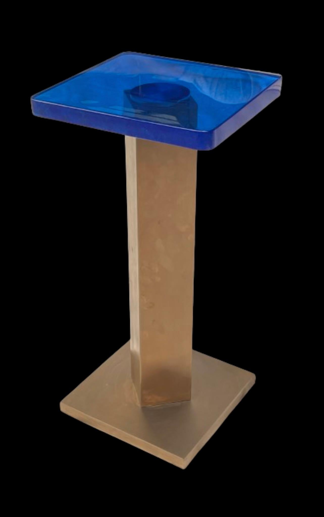Métal Table d'appoint Rizo Qube en verre moulé et métal en vente