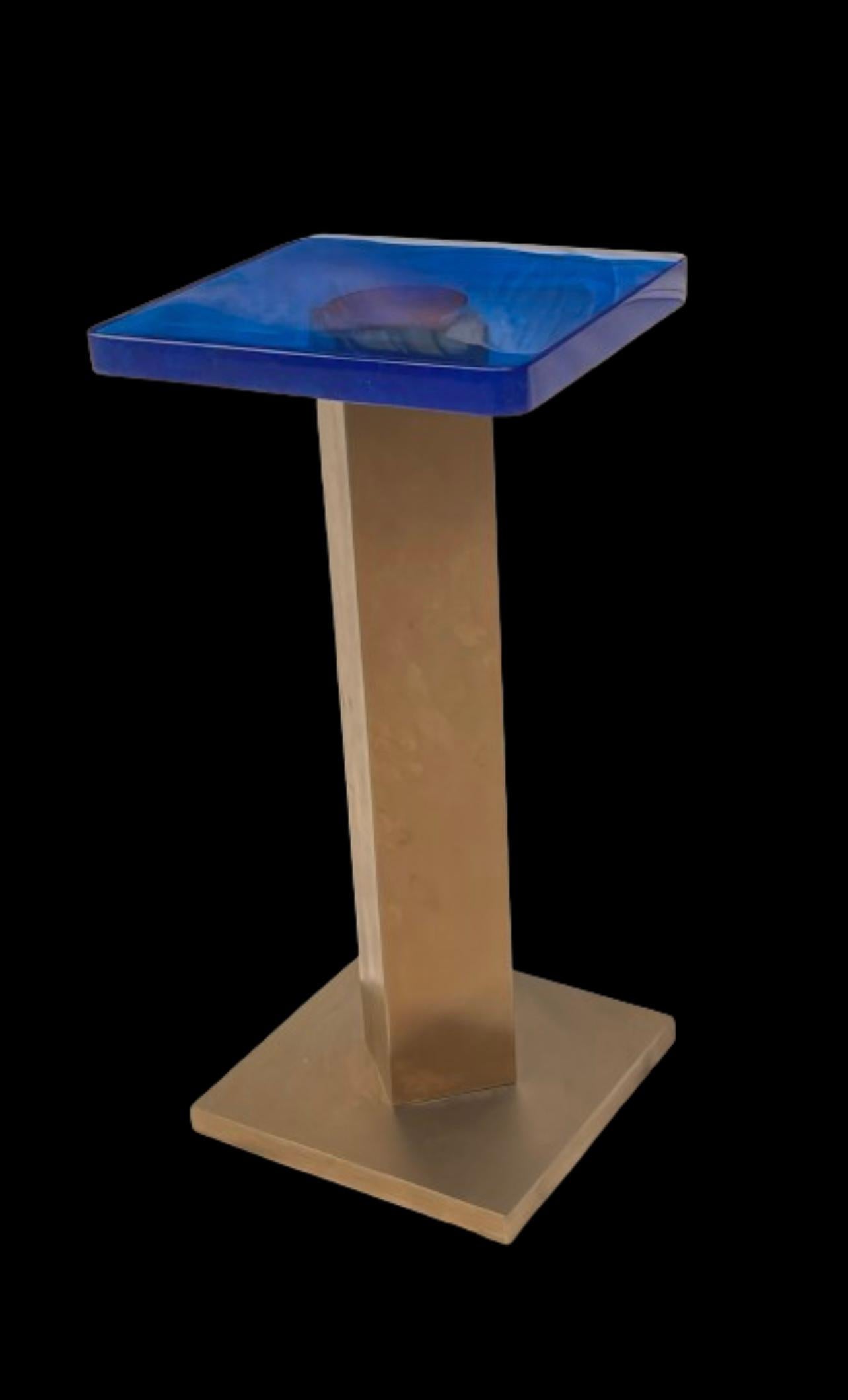 Table d'appoint Rizo Qube en verre moulé et métal en vente 1