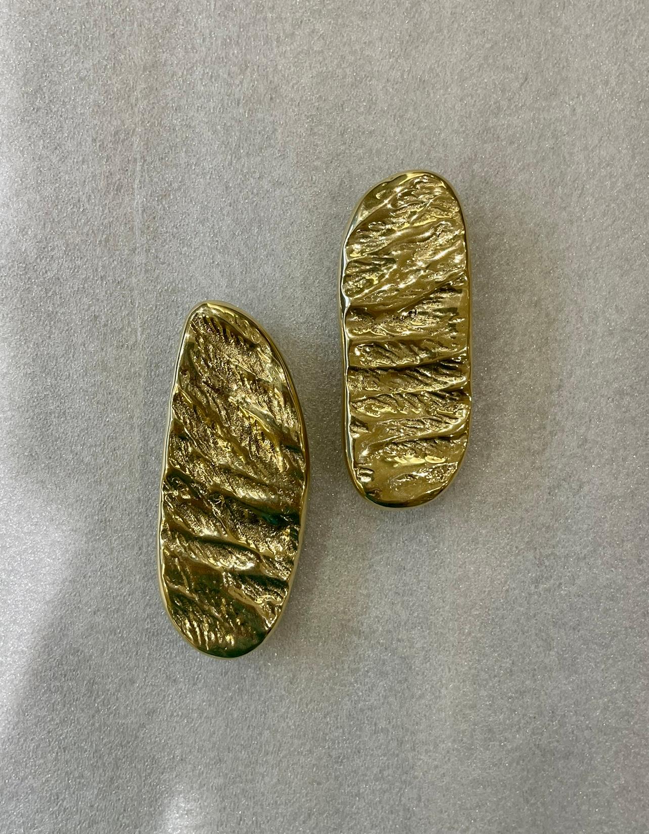 Inspired by the natural texture of pebbles and the timeless elegance of pure gold, the stunning Roccora Pebble door pull combines the raw beauty of nature with the luxurious warmth of golden accents, creating a design that is both organic and