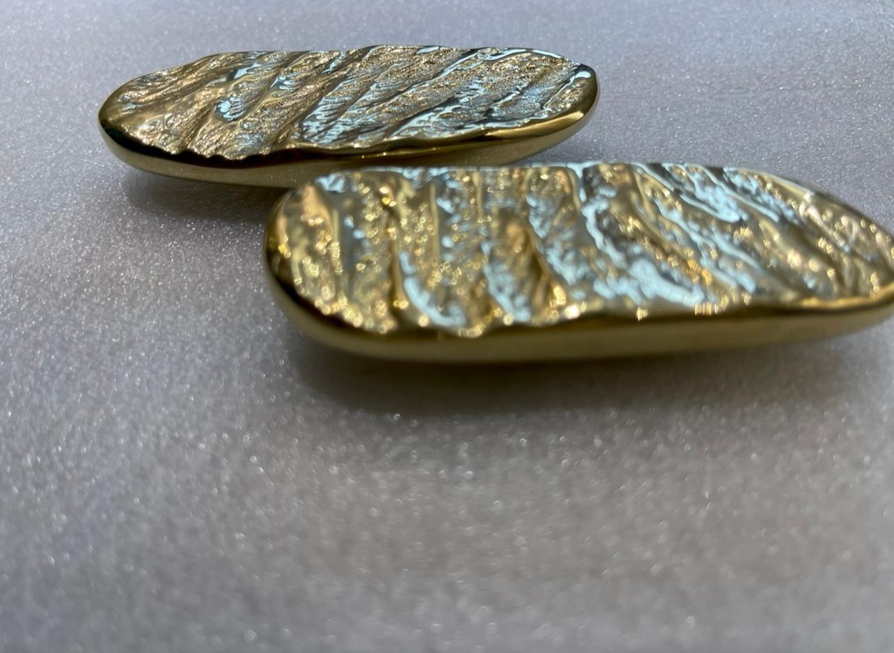 Hand-Crafted Rizo Roccora Pebble Door Pull In Brass For Sale