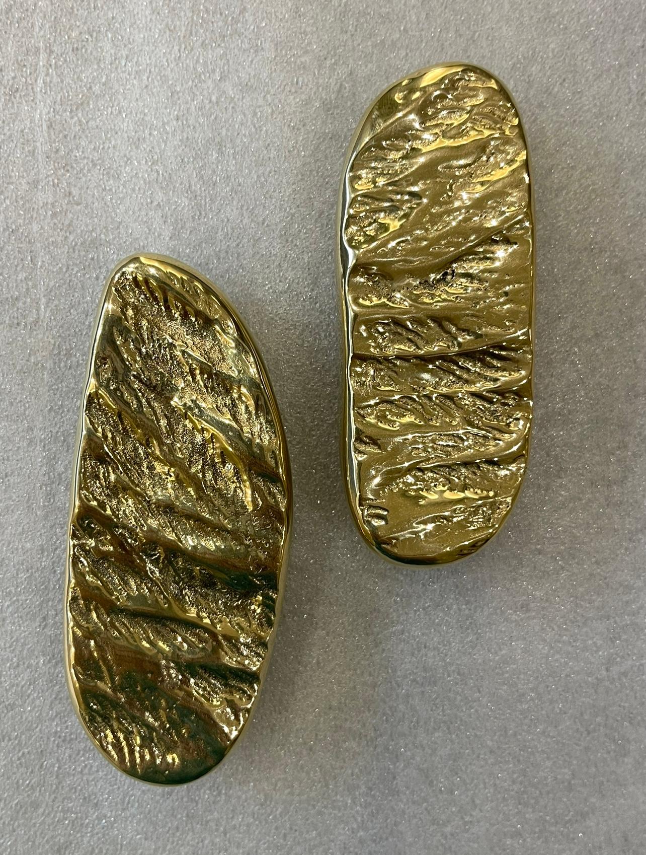 Rizo Roccora Pebble Door Pull In Brass In New Condition For Sale In Mumbai, IN