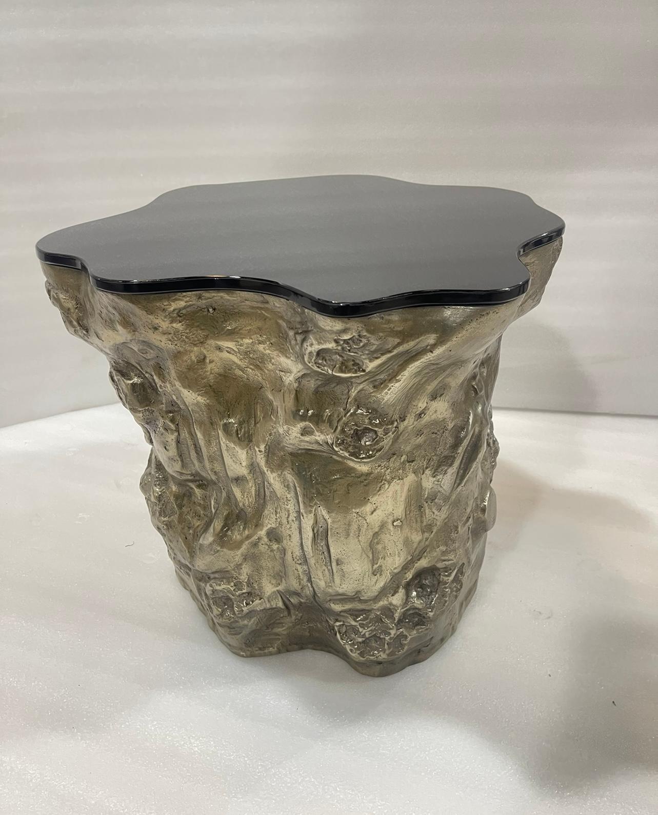 Rizo Strom Editions Beistelltisch aus Molten, gealtertem Metall und Metallic-Glas im Zustand „Neu“ im Angebot in Mumbai, IN