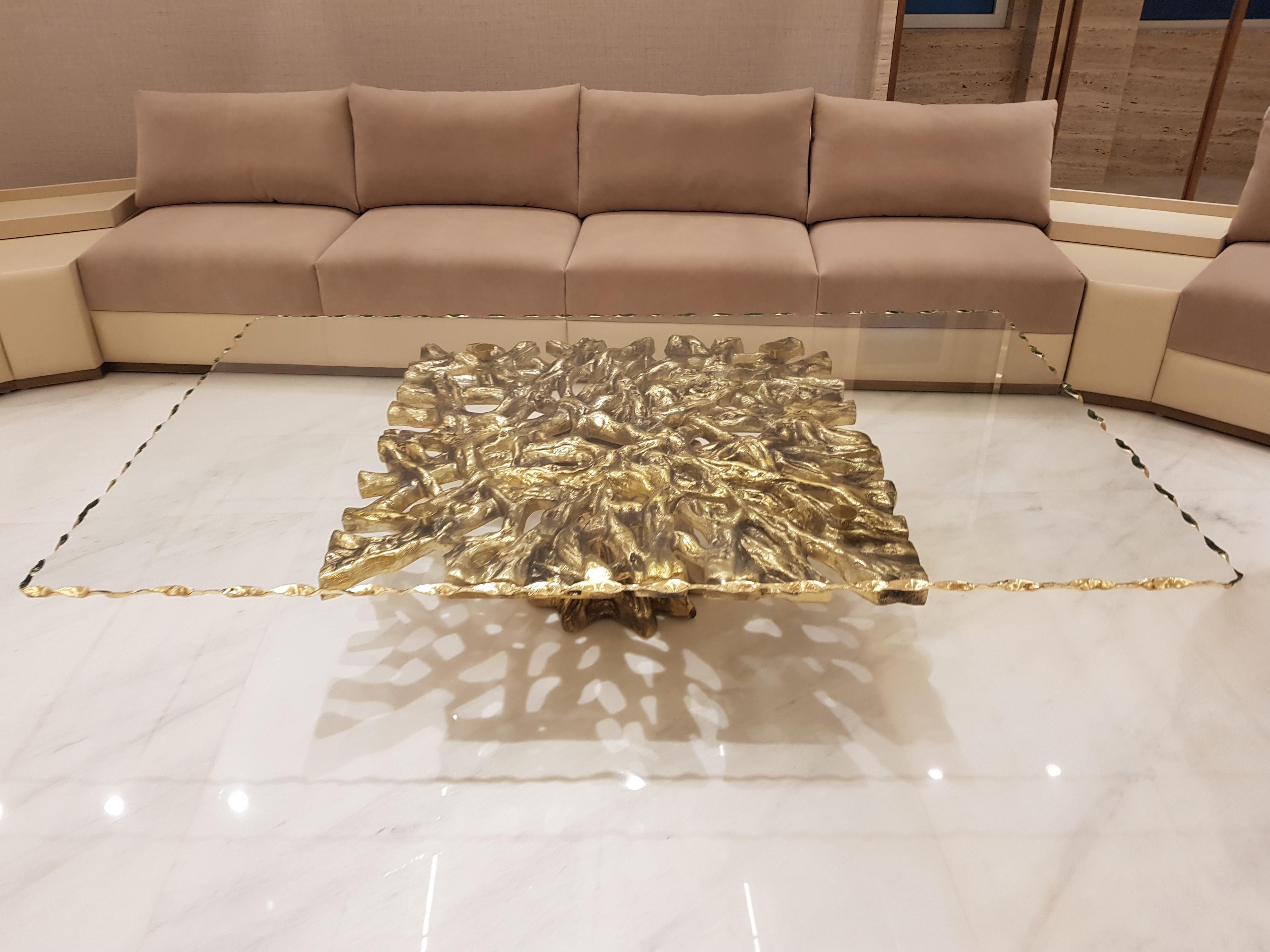 The Vivre table, crafted in brass and artisanal glass, draws its inspiration from the captivating beauty of nature and the symbolic Tree of Life. This remarkable piece of furniture seamlessly blends artistic aesthetics with functional design.
The