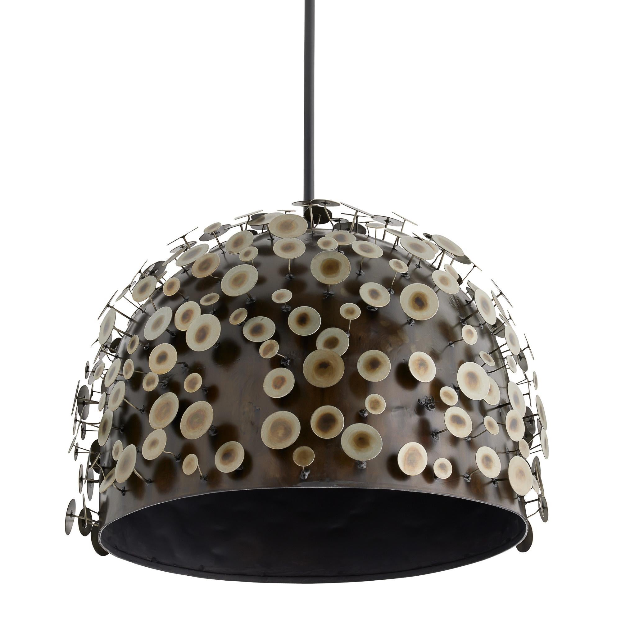 Inspirado en nuestra icónica escultura de pared Rizzo de mediados de siglo, el Colgante Rizzo transforma esa misma energía artística en una llamativa declaración de iluminación. Fabricada con más de 100 discos de hierro quemado a mano, cada pieza se